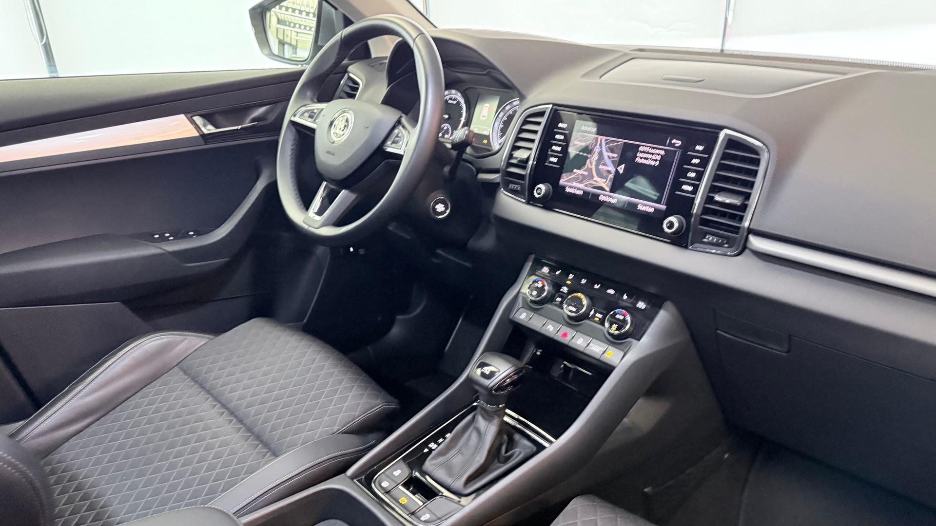 SKODA Karoq 1.6 TDI Smile DSG-image-1