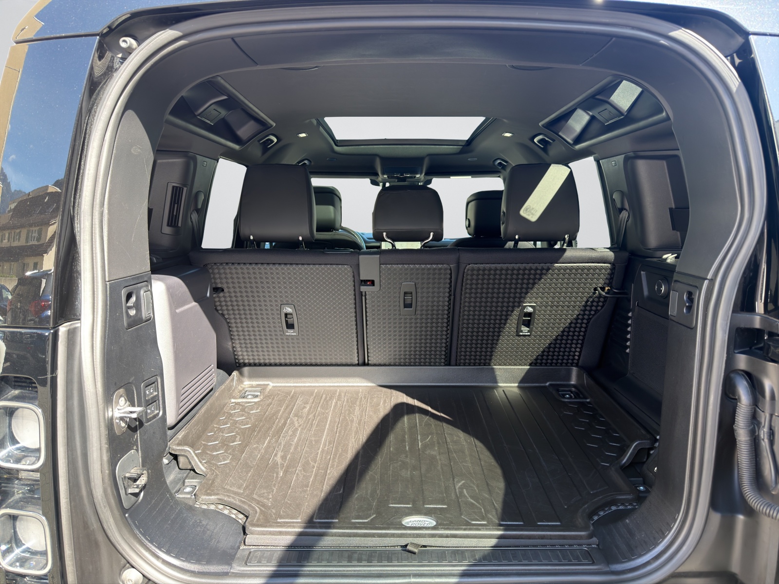 LAND ROVER Defender 110 3.0 D I6 300 X-image-12
