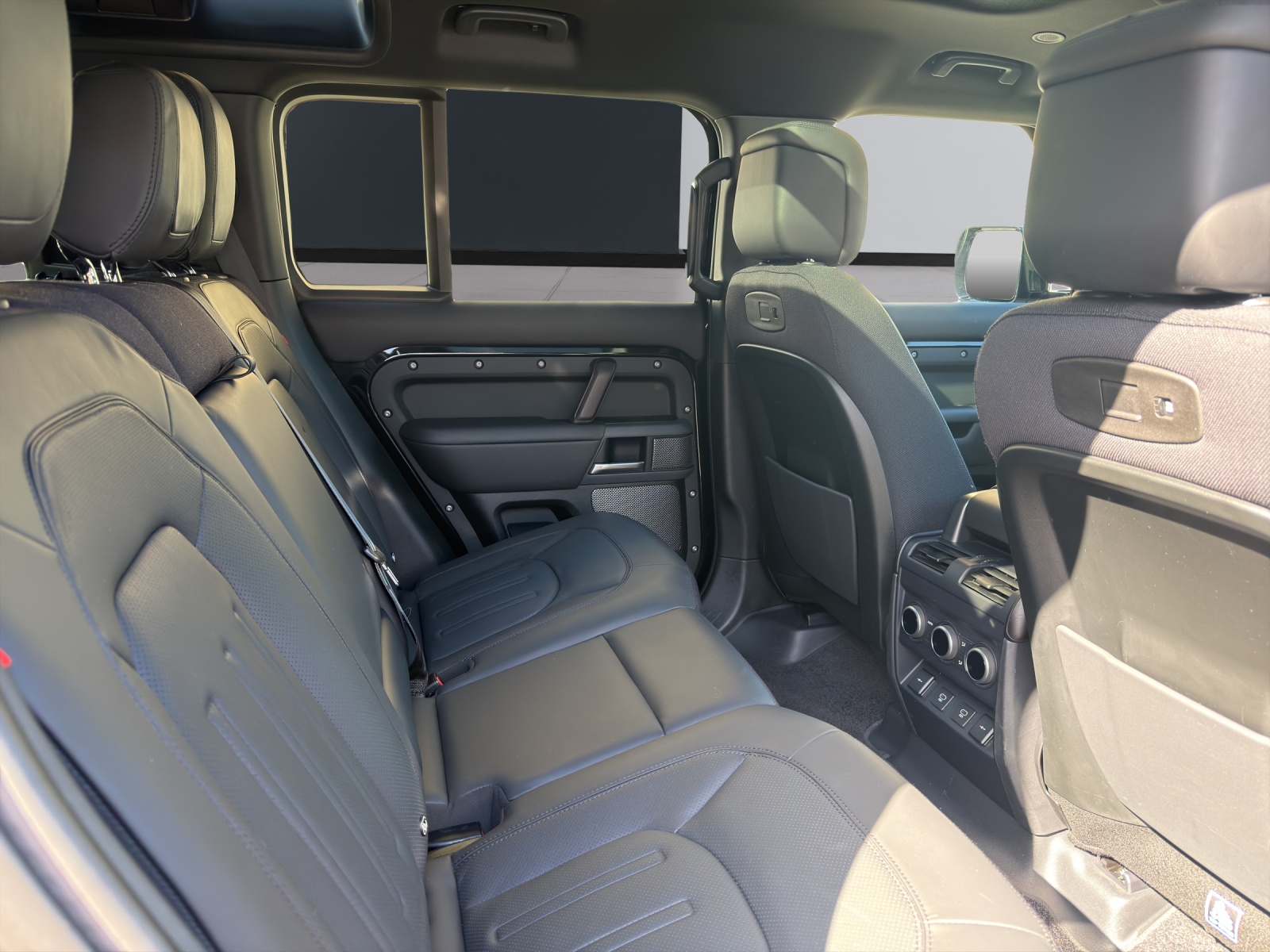 LAND ROVER Defender 110 3.0 D I6 300 X-image-14