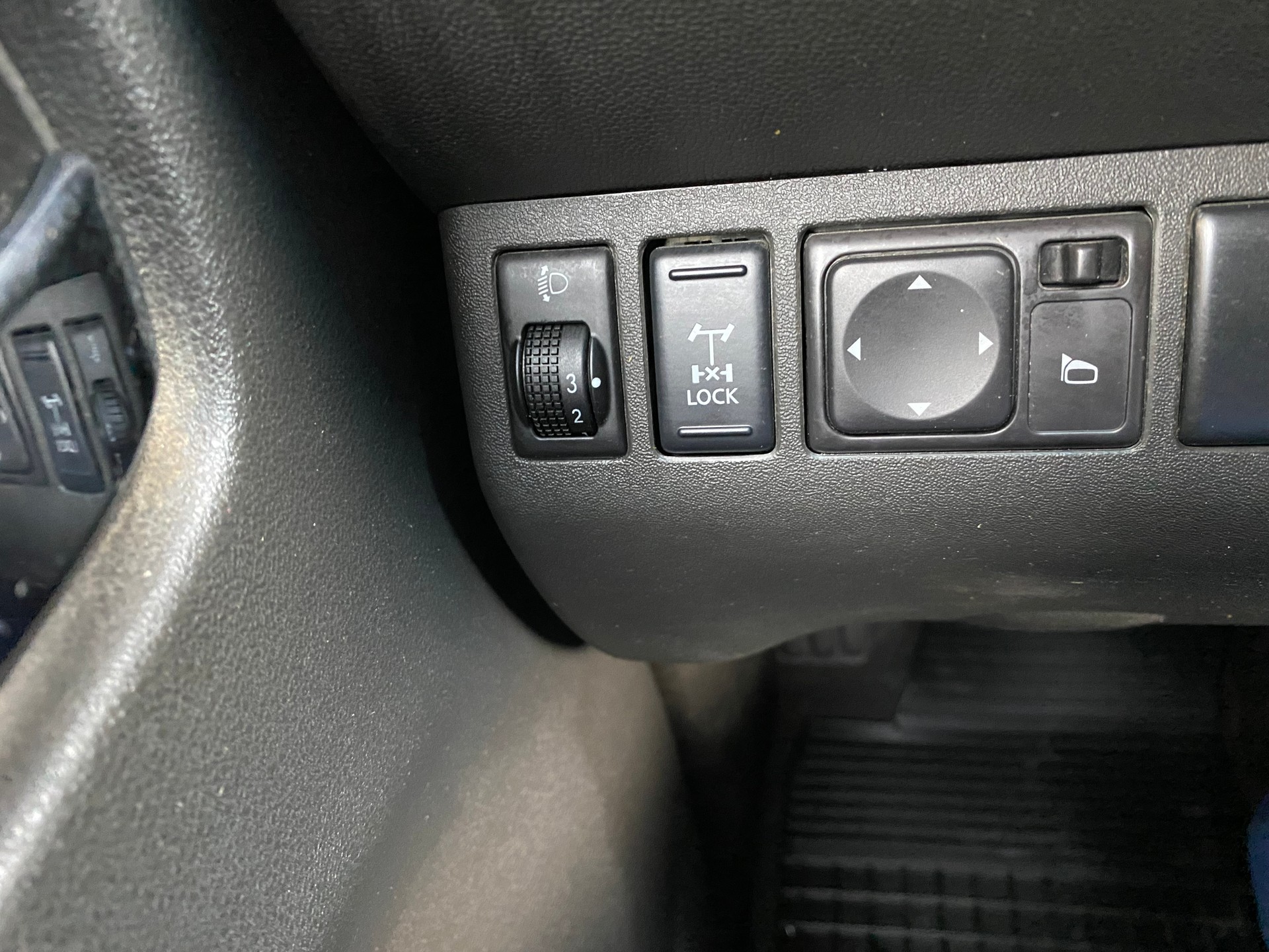 NISSAN Navara Double Cab SE 2.5 dCi 4WD-image-5