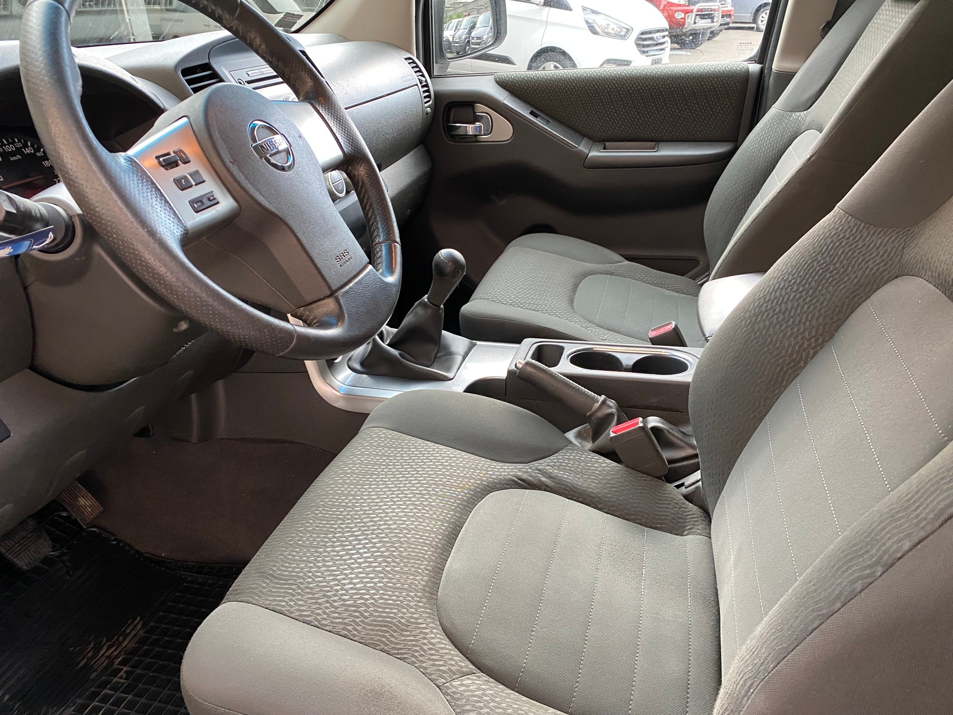NISSAN Navara Double Cab SE 2.5 dCi 4WD-image-2
