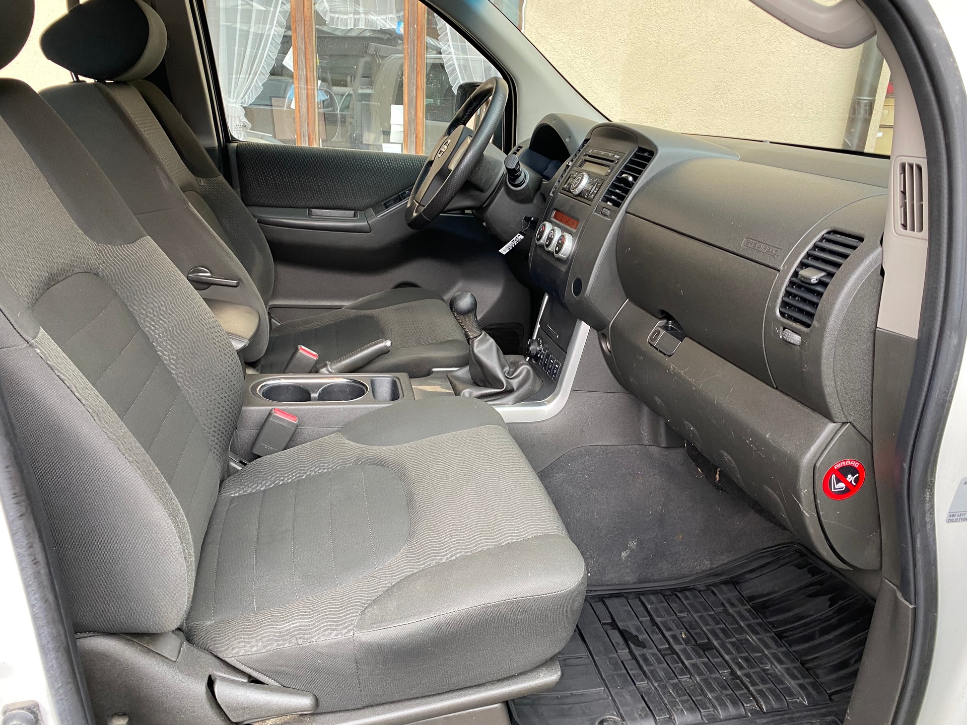 NISSAN Navara Double Cab SE 2.5 dCi 4WD-image-6