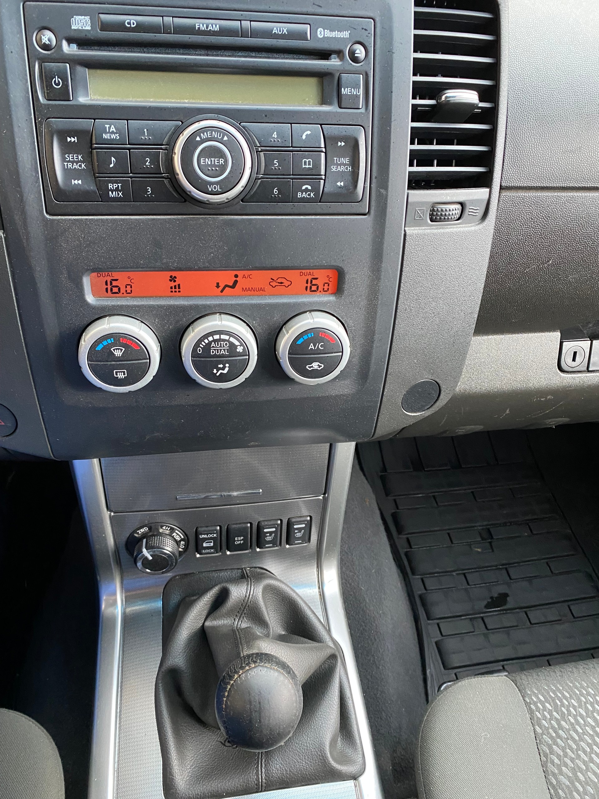 NISSAN Navara Double Cab SE 2.5 dCi 4WD-image-4