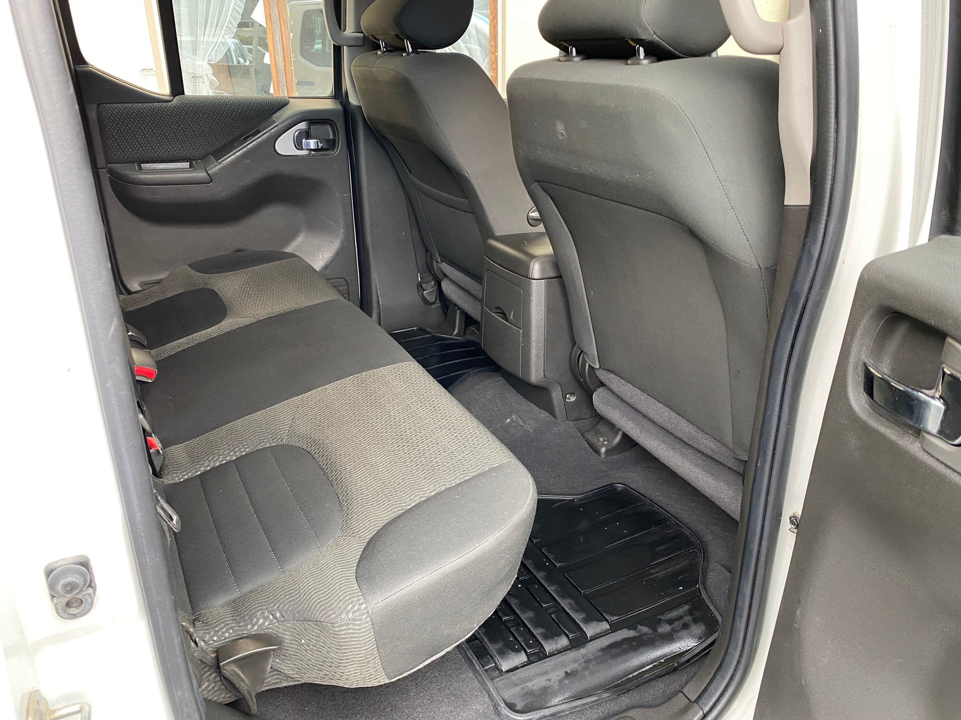 NISSAN Navara Double Cab SE 2.5 dCi 4WD-image-8