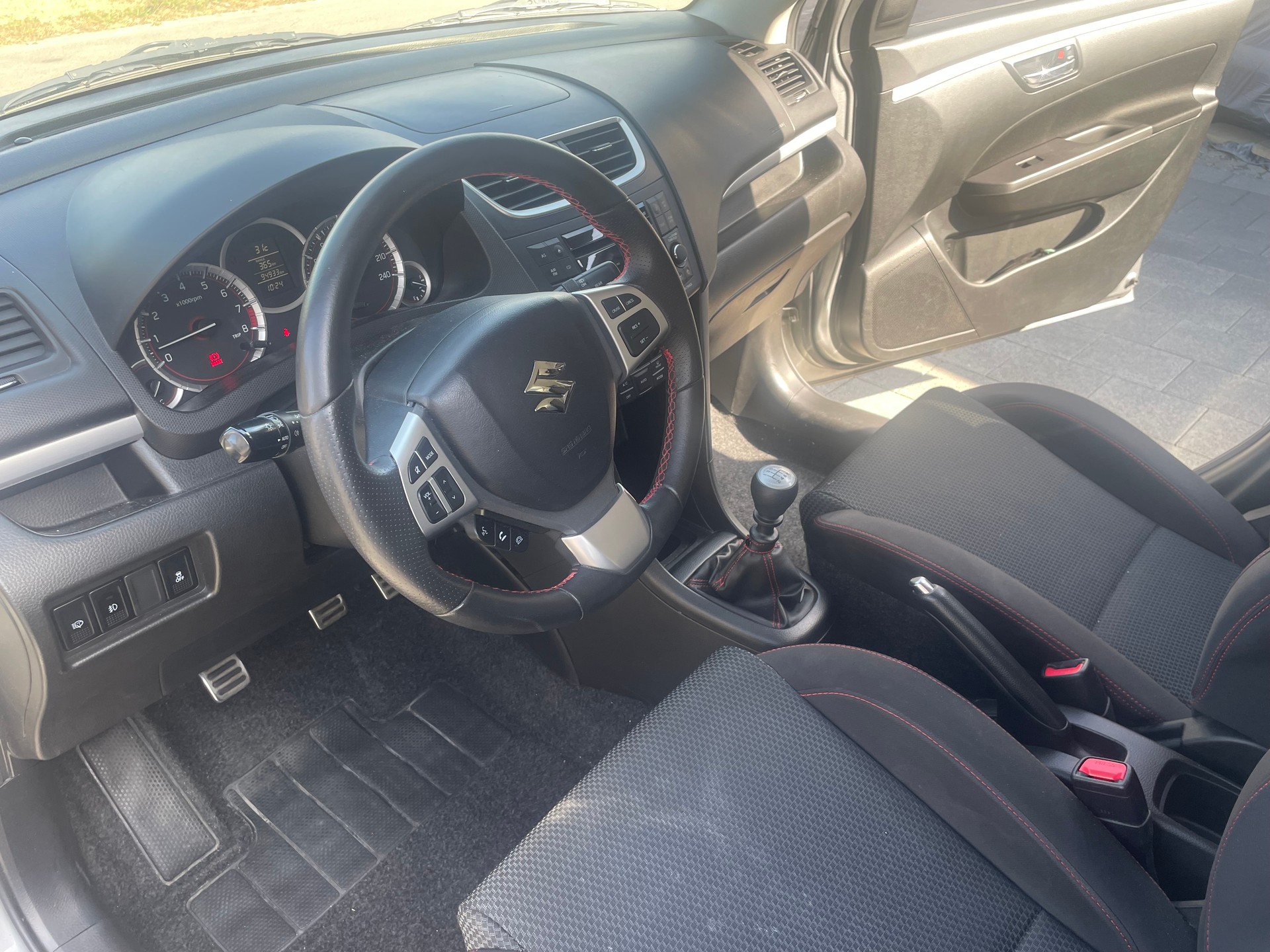 SUZUKI Swift 1.6i 16V Sport-image-8