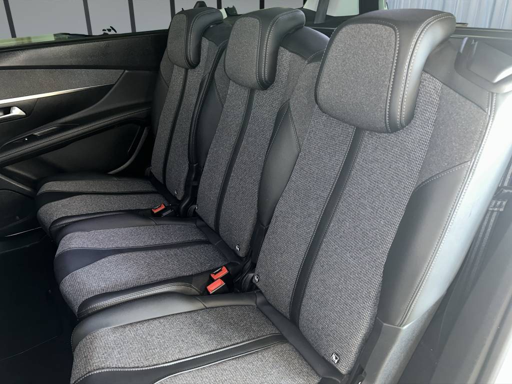 PEUGEOT 5008 1.2 Pure Tech Allure EAT8-image-8