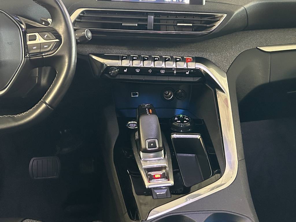 PEUGEOT 5008 1.2 Pure Tech Allure EAT8-image-6