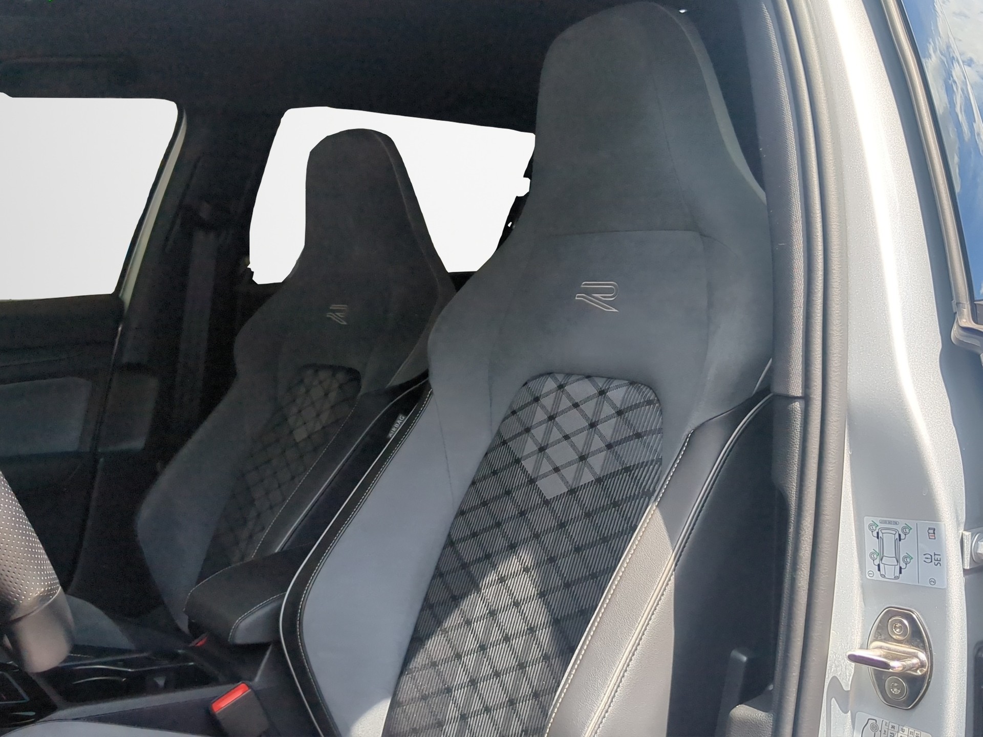 VW Golf Variant 2.0 TSI R-Line DSG 4Motion-image-4