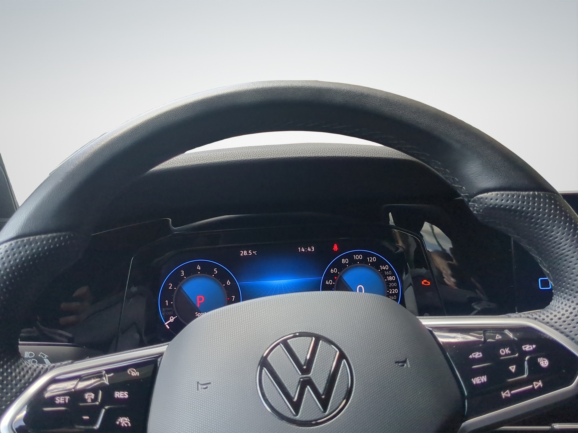VW Golf Variant 2.0 TSI R-Line DSG 4Motion-image-7