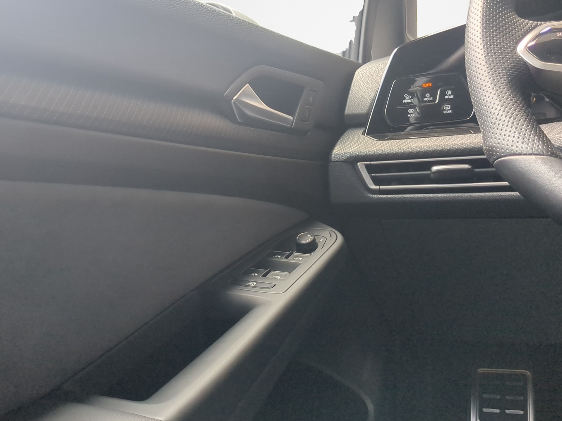 VW Golf Variant 2.0 TSI R-Line DSG 4Motion-image-8