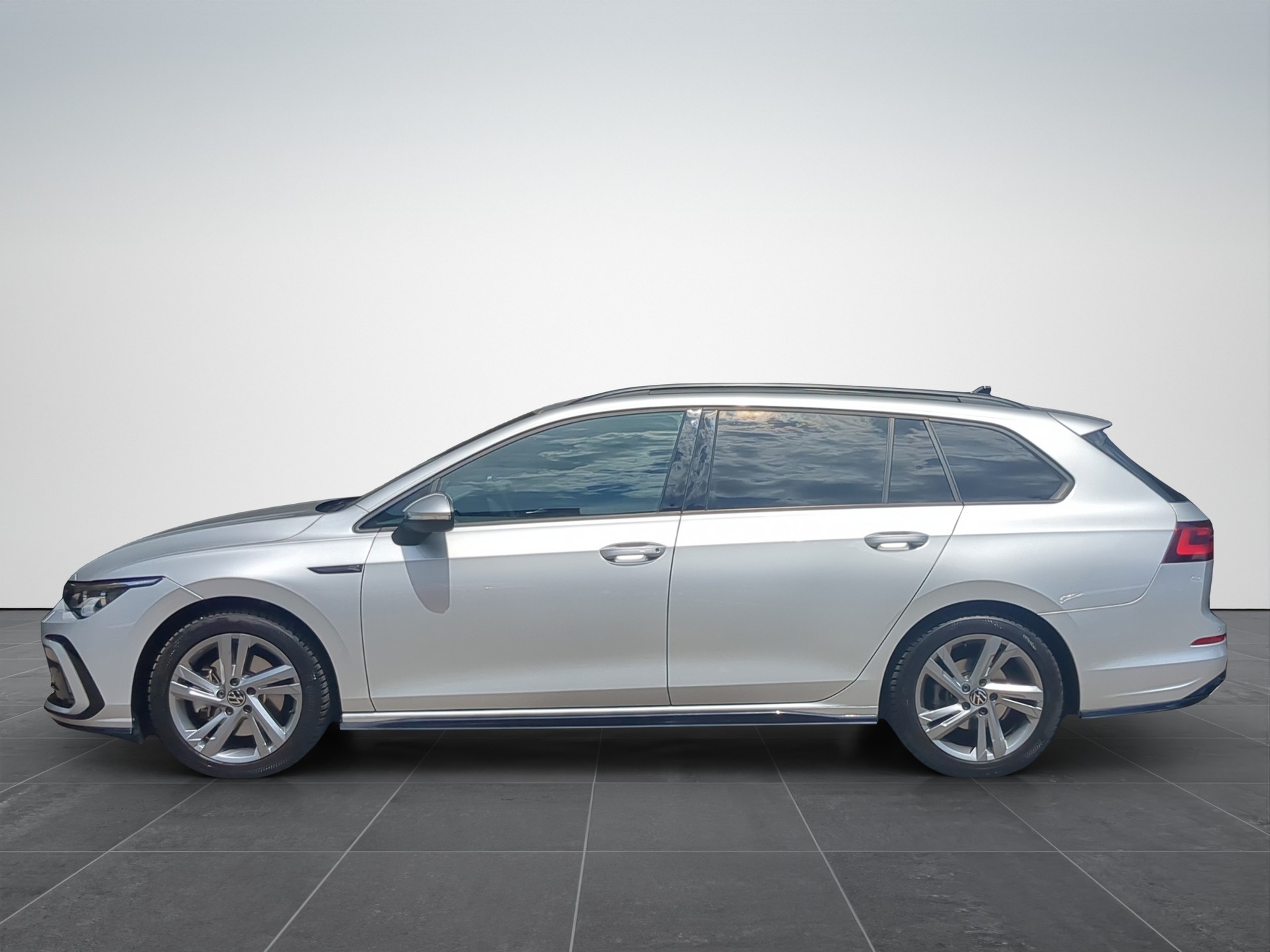 VW Golf Variant 2.0 TSI R-Line DSG 4Motion-image-1