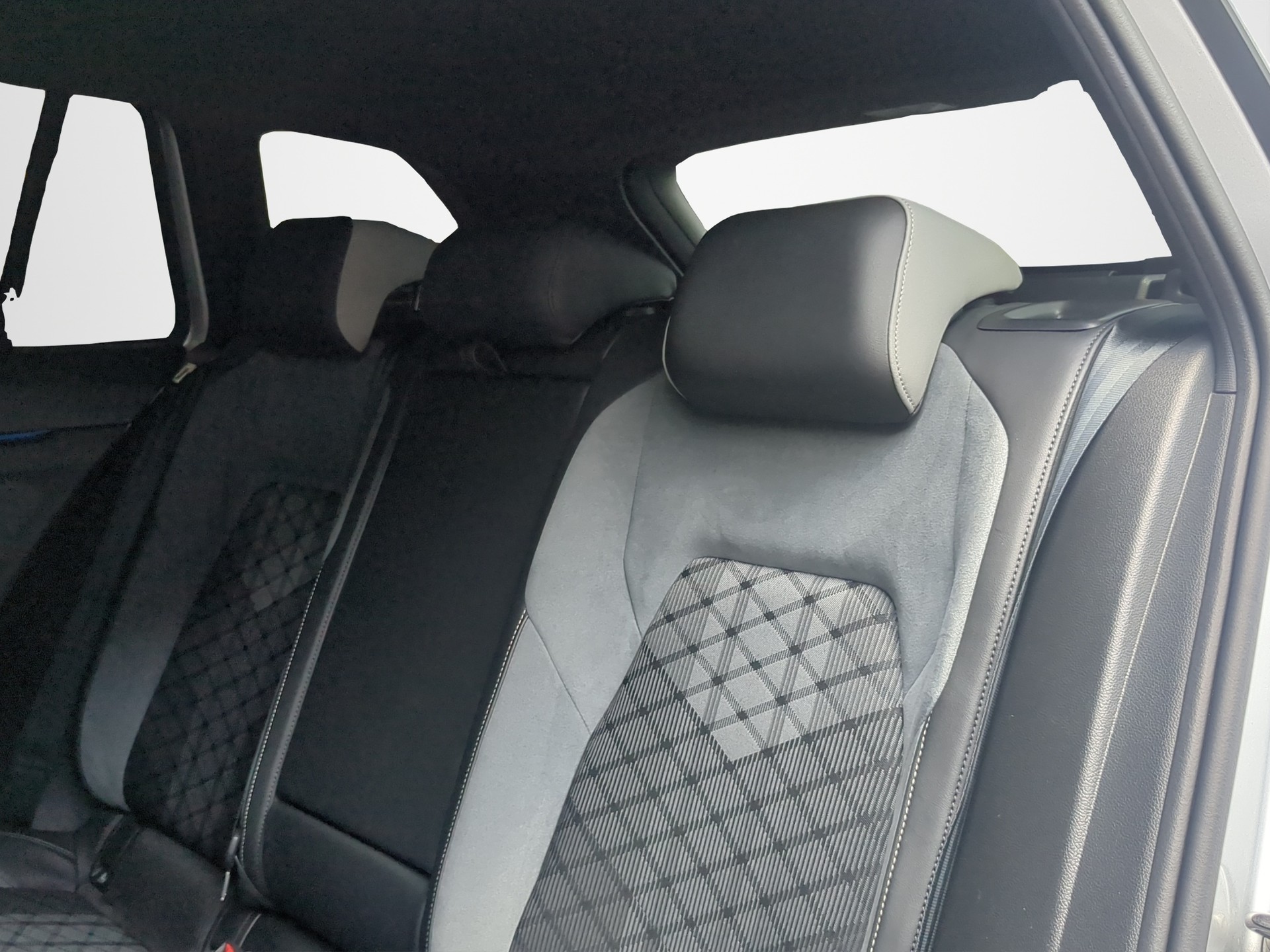 VW Golf Variant 2.0 TSI R-Line DSG 4Motion-image-9