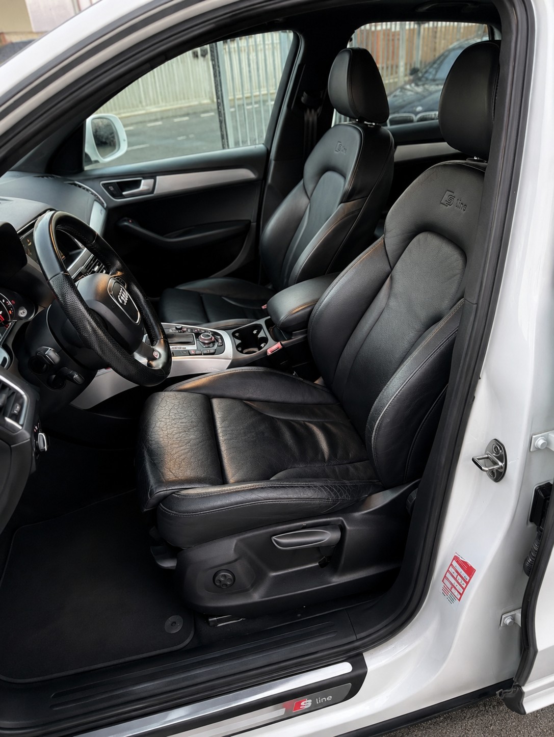 AUDI Q5 3.0 TDI quattro S-tronic-image-2