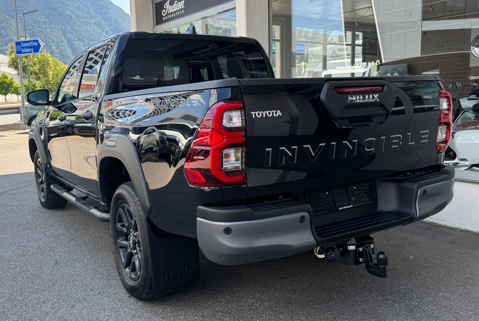 TOYOTA Hilux 2.8D-4D Invincible Double Cab 4x4 A-showroom-element-3