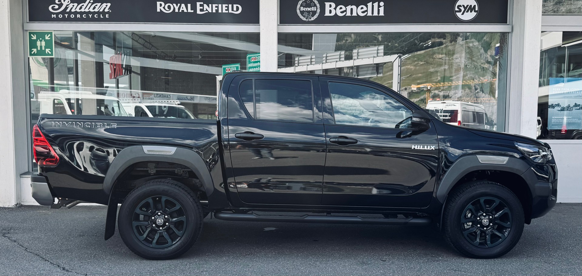 TOYOTA Hilux 2.8D-4D Invincible Double Cab 4x4 A-showroom-element-1
