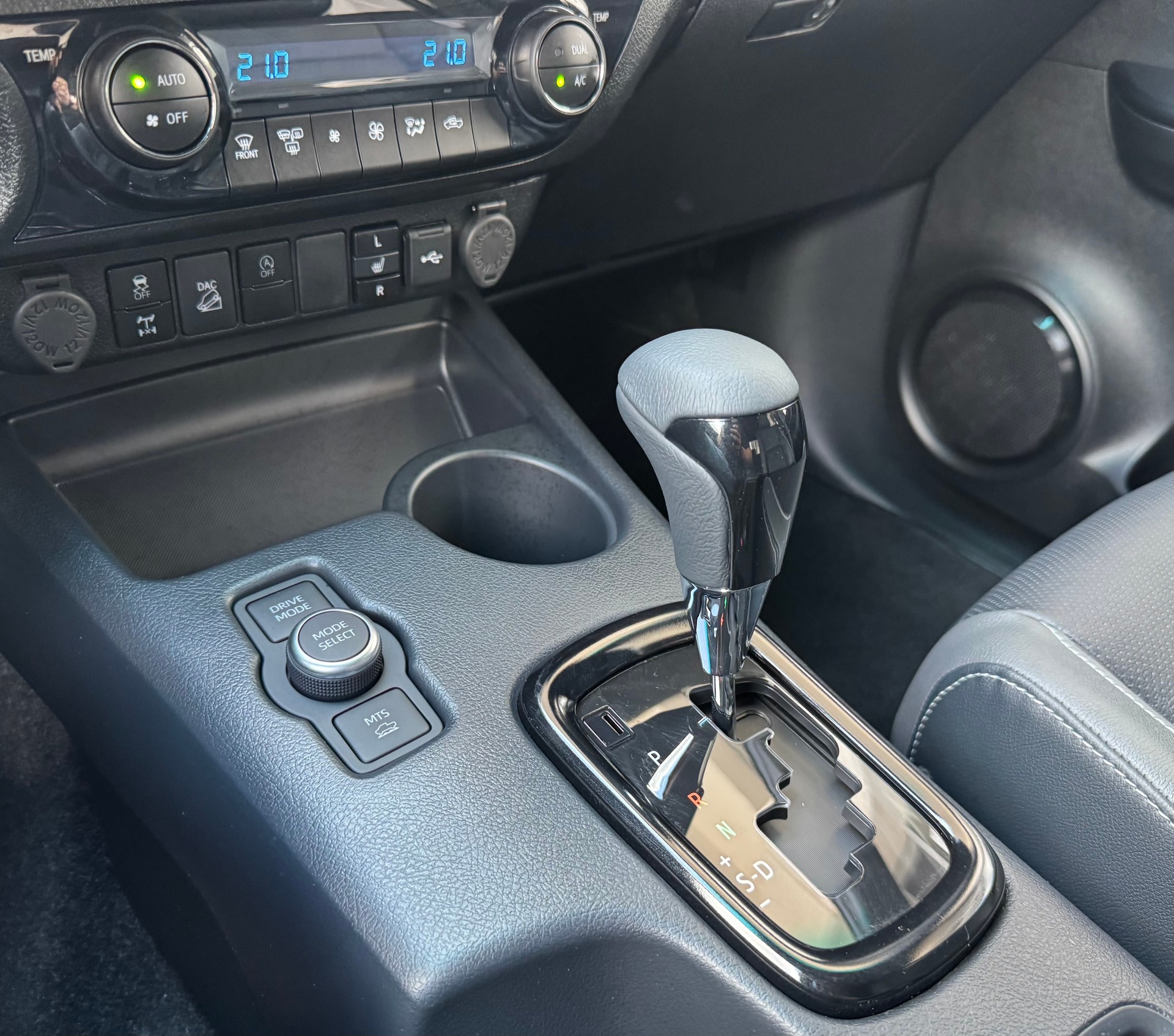 TOYOTA Hilux 2.8D-4D Invincible Double Cab 4x4 A-image-19