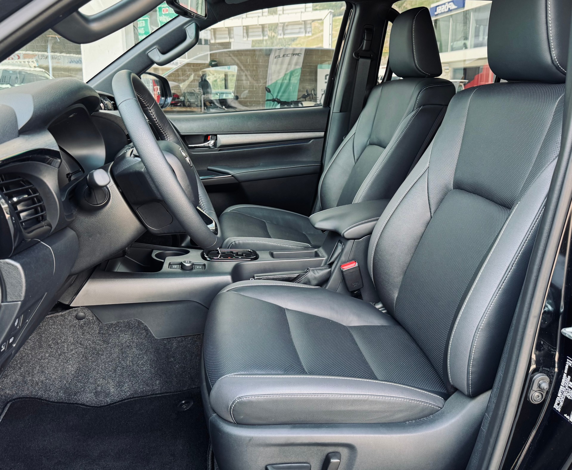 TOYOTA Hilux 2.8D-4D Invincible Double Cab 4x4 A-image-7