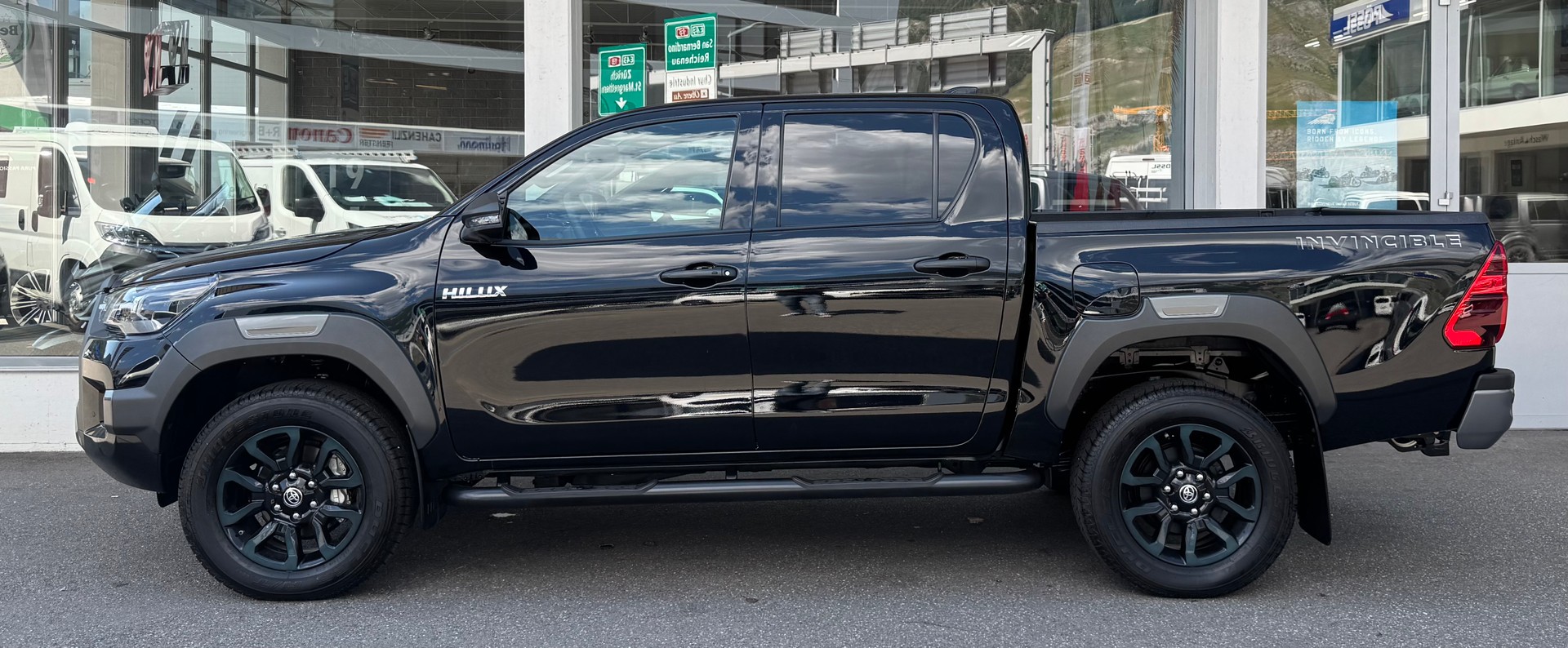 TOYOTA Hilux 2.8D-4D Invincible Double Cab 4x4 A-showroom-element-2