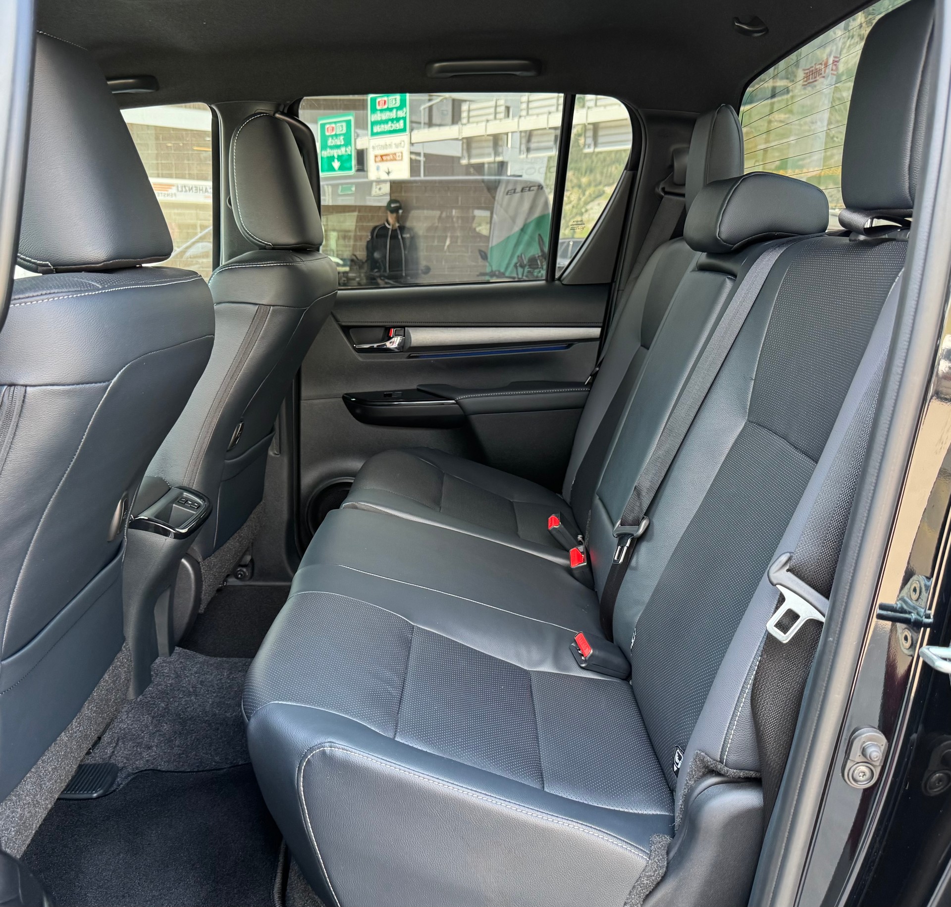 TOYOTA Hilux 2.8D-4D Invincible Double Cab 4x4 A-image-9