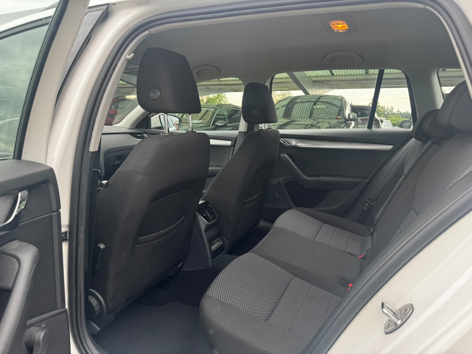 SKODA Octavia Combi 2.0 TDI Ambition 4x4-image-9