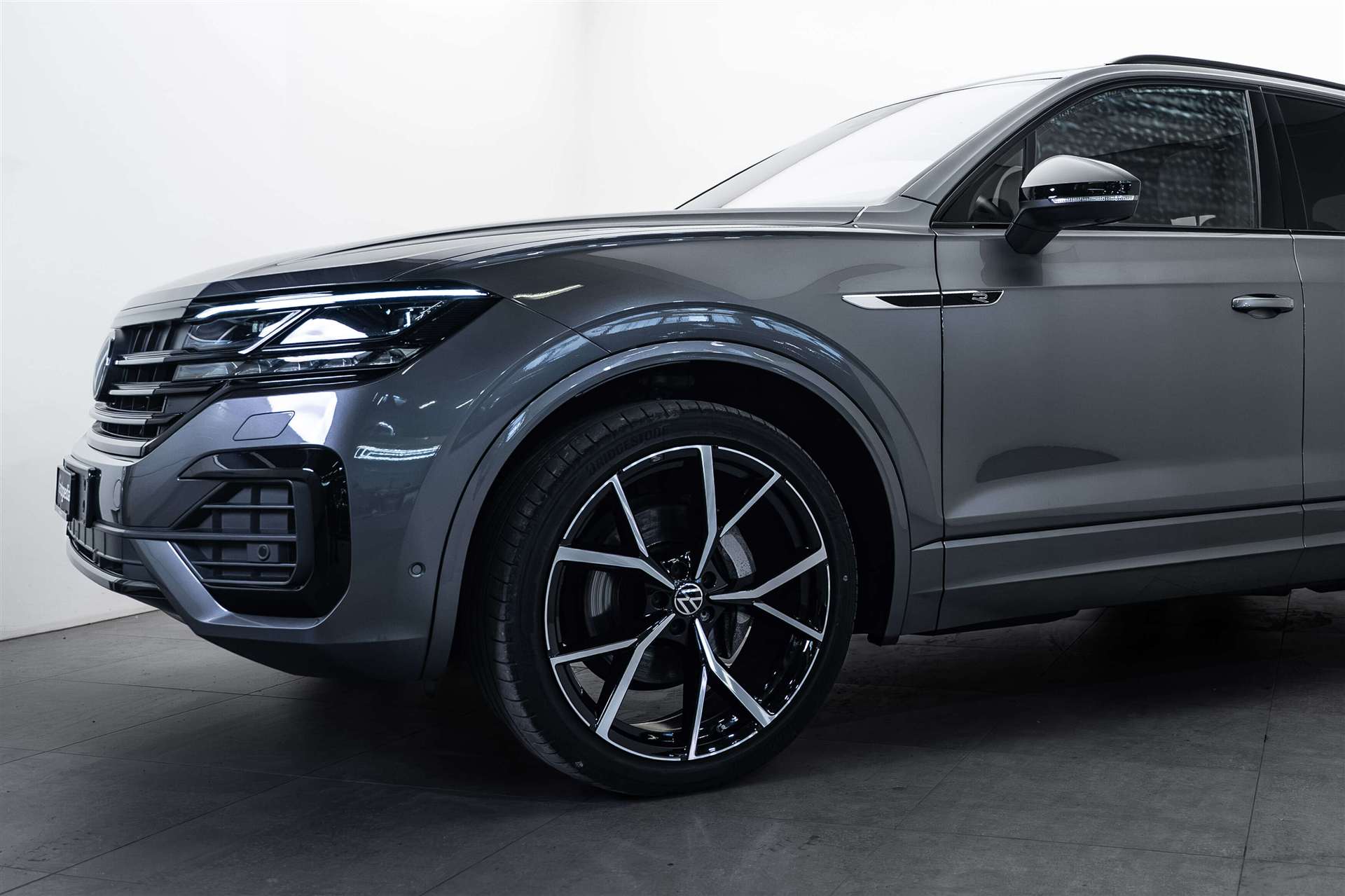 VW Touareg 3.0 TDI R Line Tiptronic 285PS-image-1