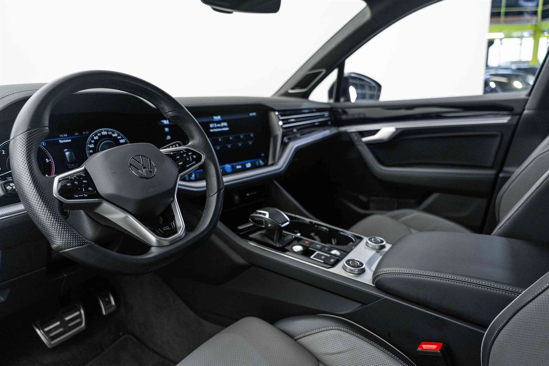 VW Touareg 3.0 TDI R Line Tiptronic 285PS-image-9