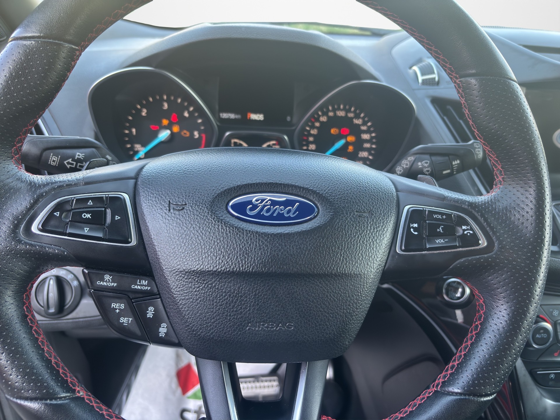 FORD Kuga 2.0 TDCi ST Line High 4WD PowerShift-image-9