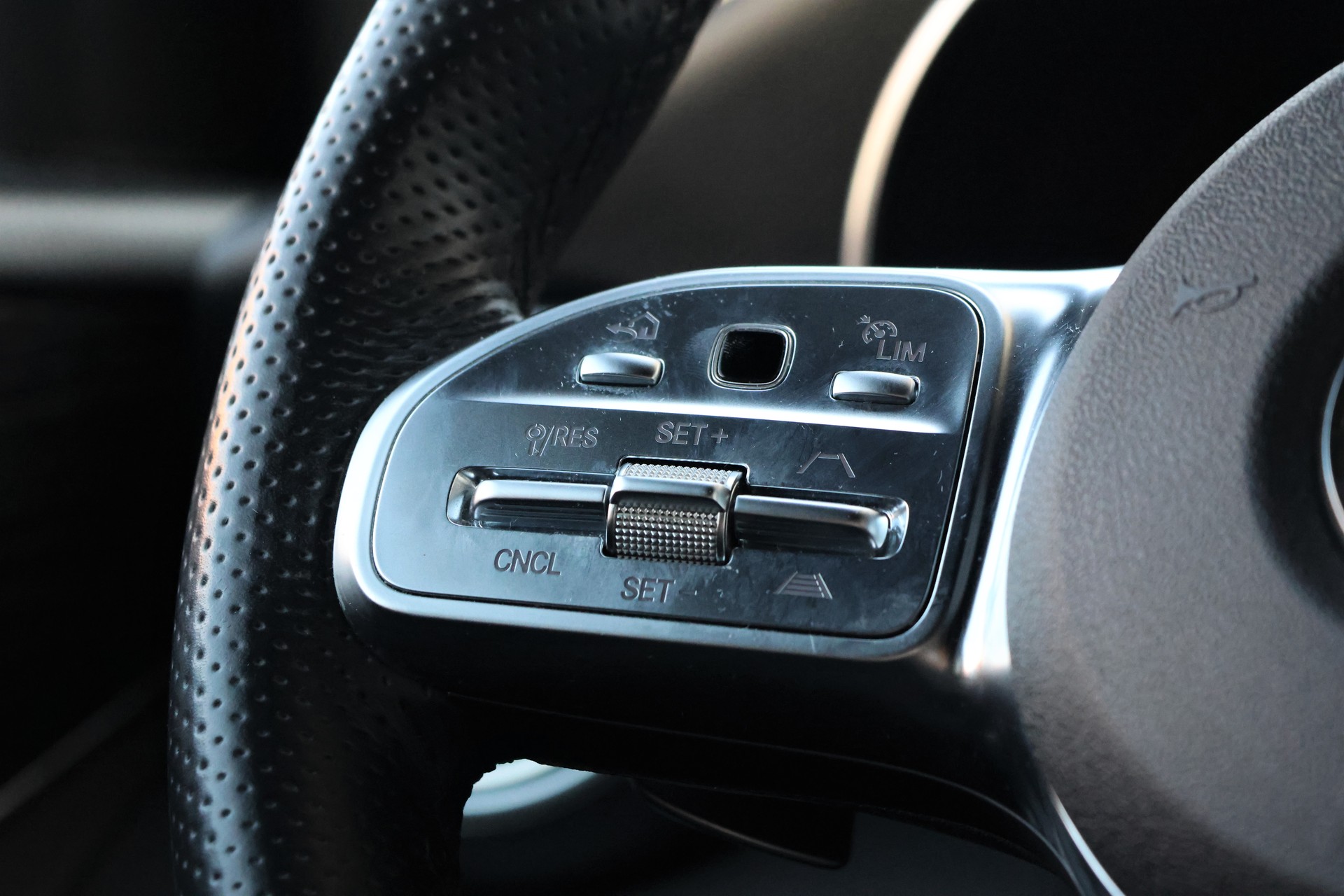 MERCEDES-BENZ GLC 200 AMG Line 4Matic 9G-Tronic (CH)-image-16