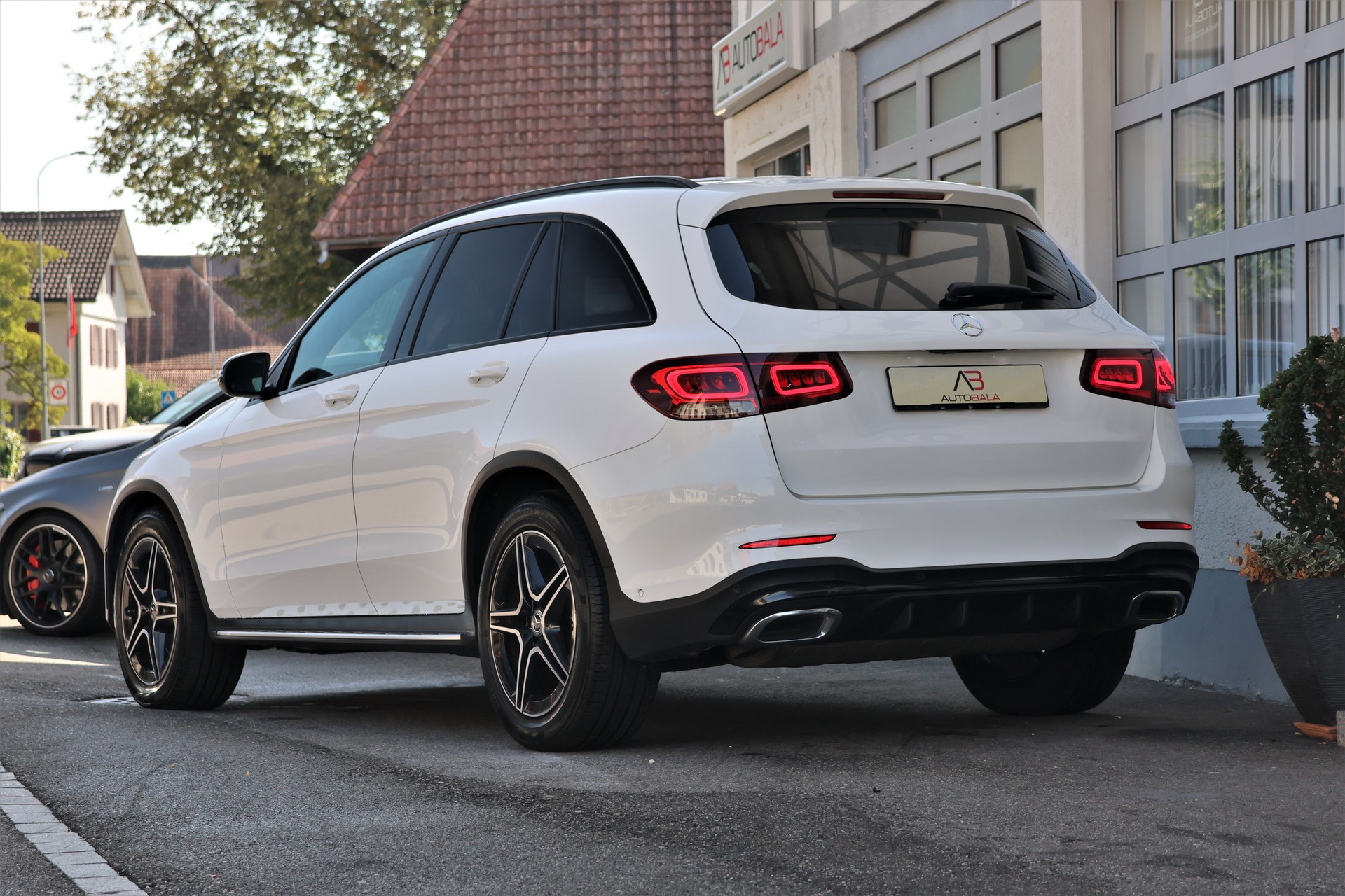 MERCEDES-BENZ GLC 200 AMG Line 4Matic 9G-Tronic (CH)-showroom-element-2