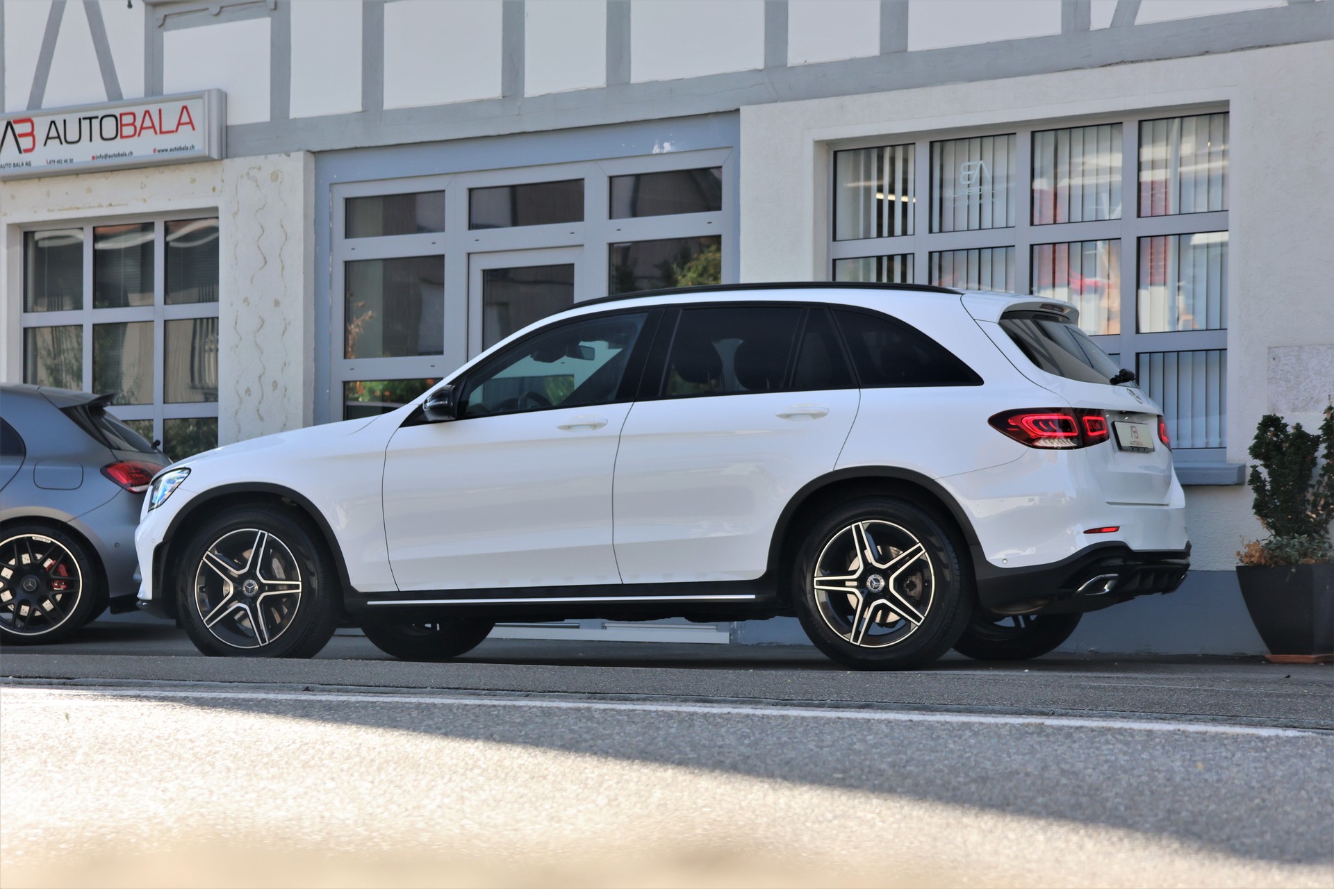 MERCEDES-BENZ GLC 200 AMG Line 4Matic 9G-Tronic (CH)-showroom-element-3