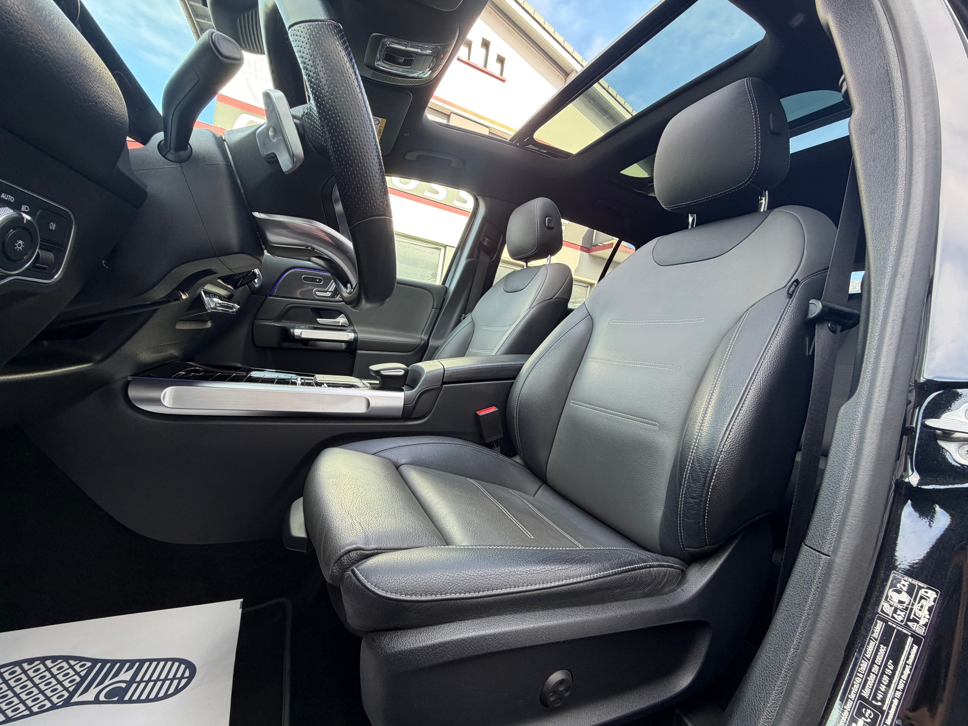 MERCEDES-BENZ GLB 250 4Matic AMG Line 8G-Tronic-image-5