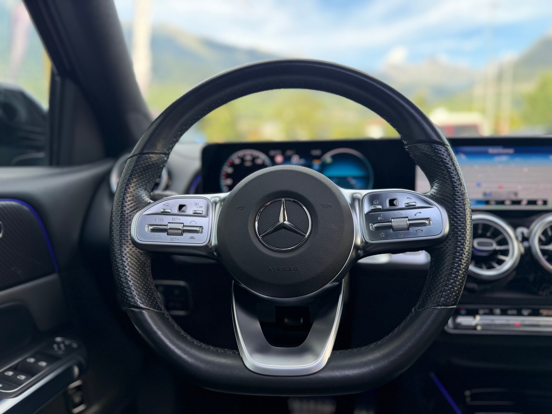 MERCEDES-BENZ GLB 250 4Matic AMG Line 8G-Tronic-image-9