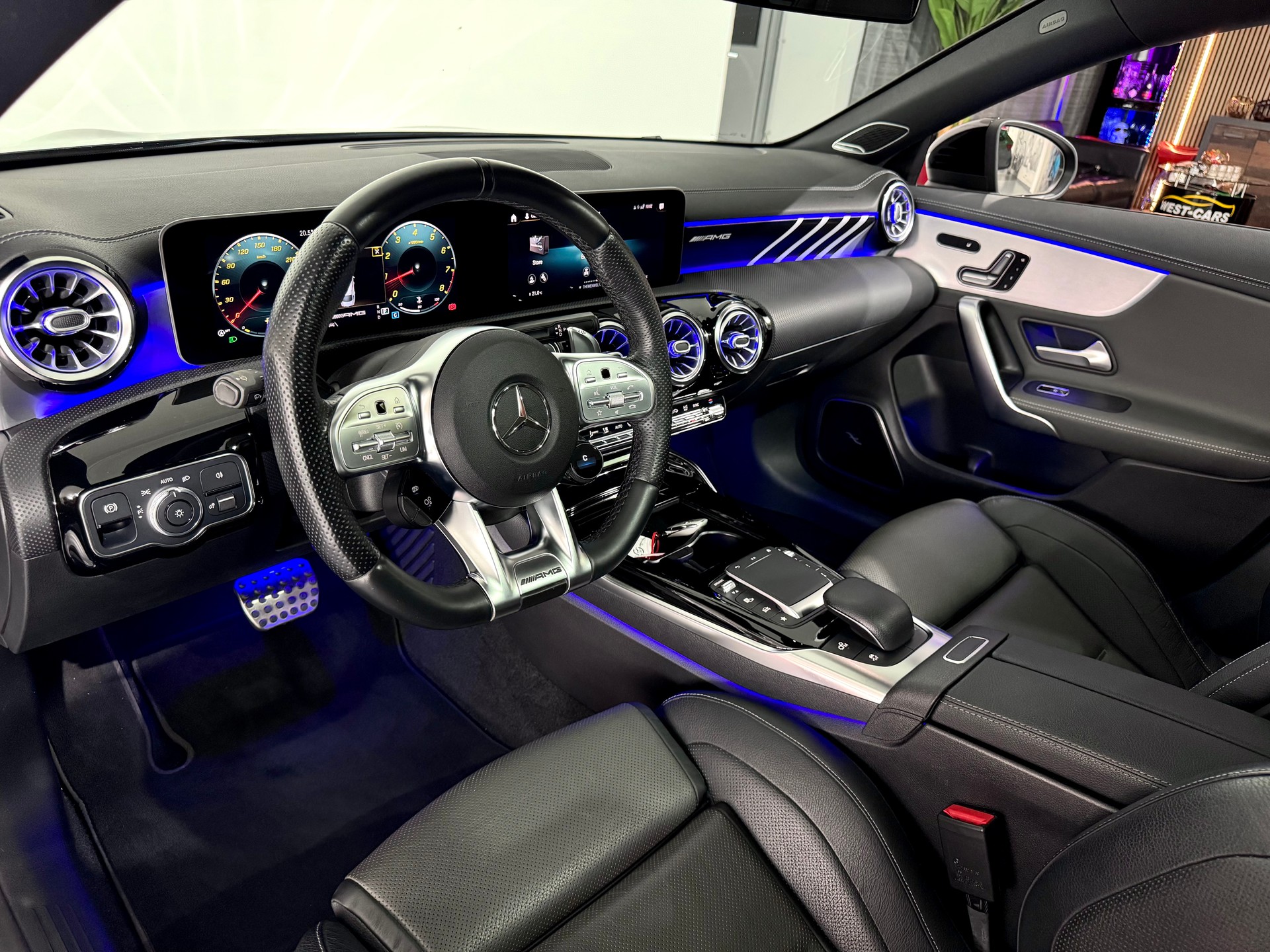 MERCEDES-BENZ CLA 45 AMG 4Matic+ 8G-DCT Black Edition-image-9