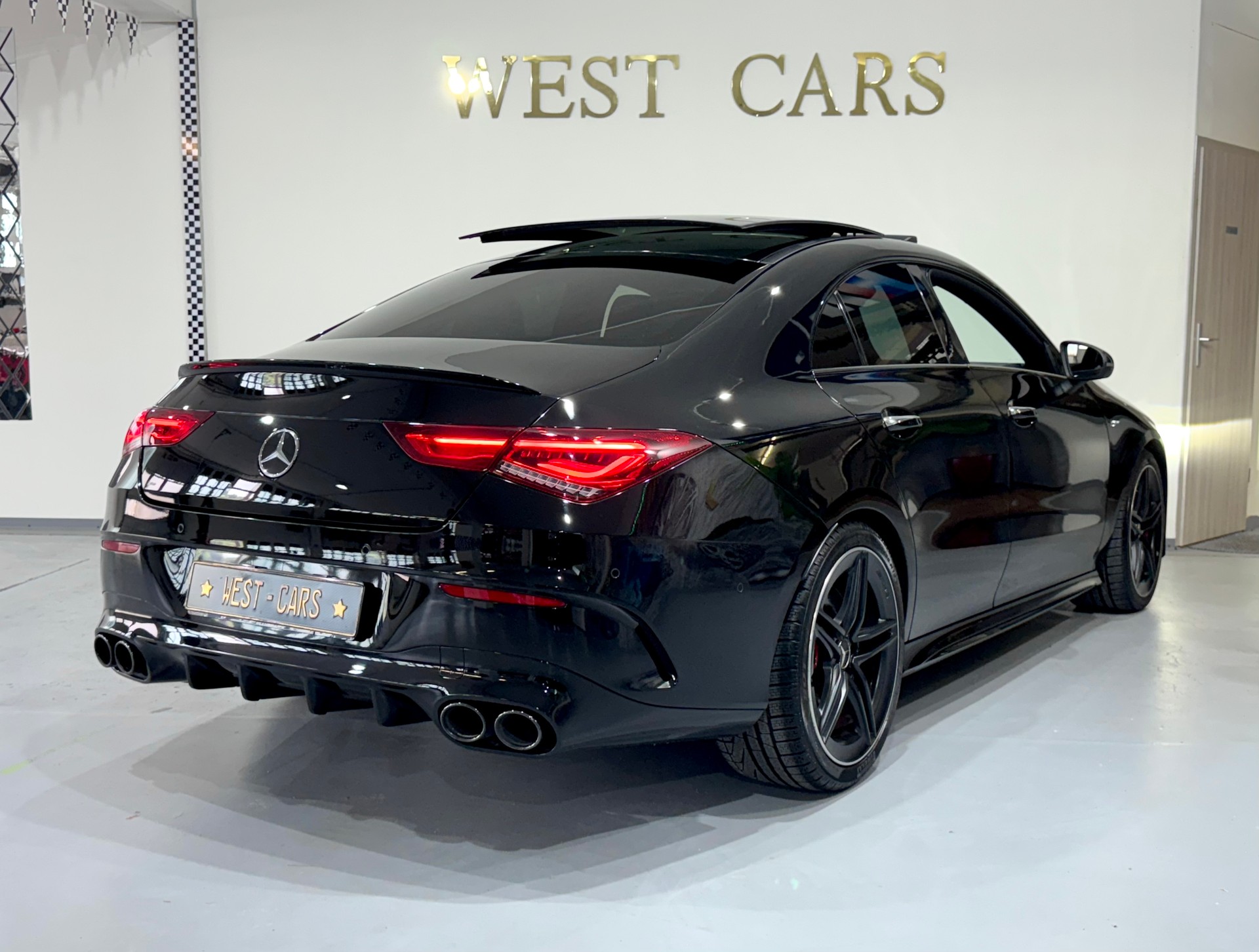 MERCEDES-BENZ CLA 45 AMG 4Matic+ 8G-DCT Black Edition-image-3