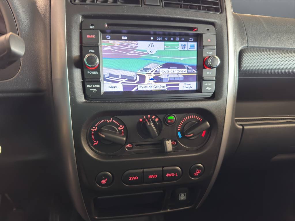 SUZUKI Jimny 1.3 16V Compact Top //Navigation/Ecran tactile/Prise USB-image-11