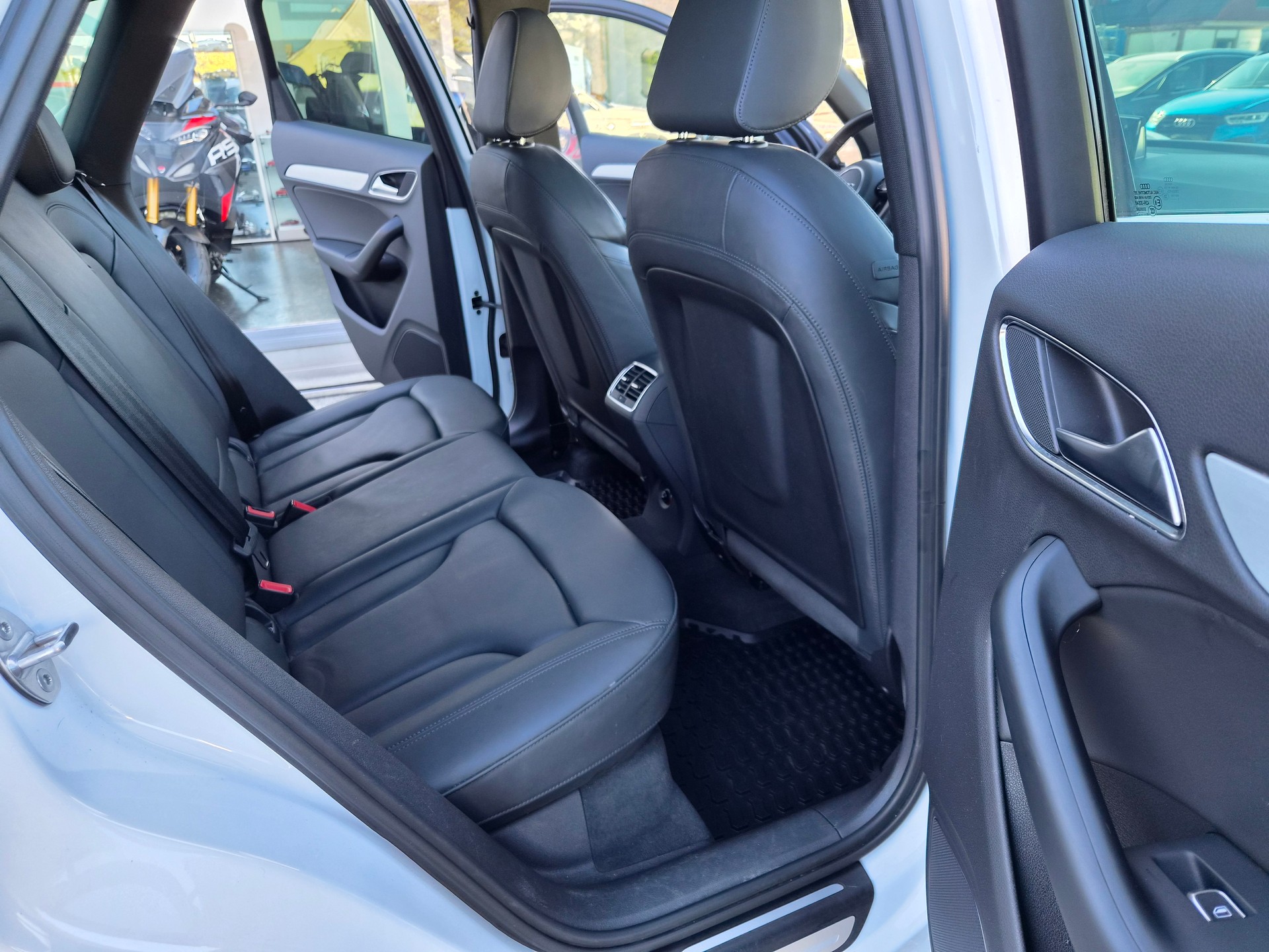 AUDI Q3 2.0 TDI quattro S-tronic S-Line-image-10