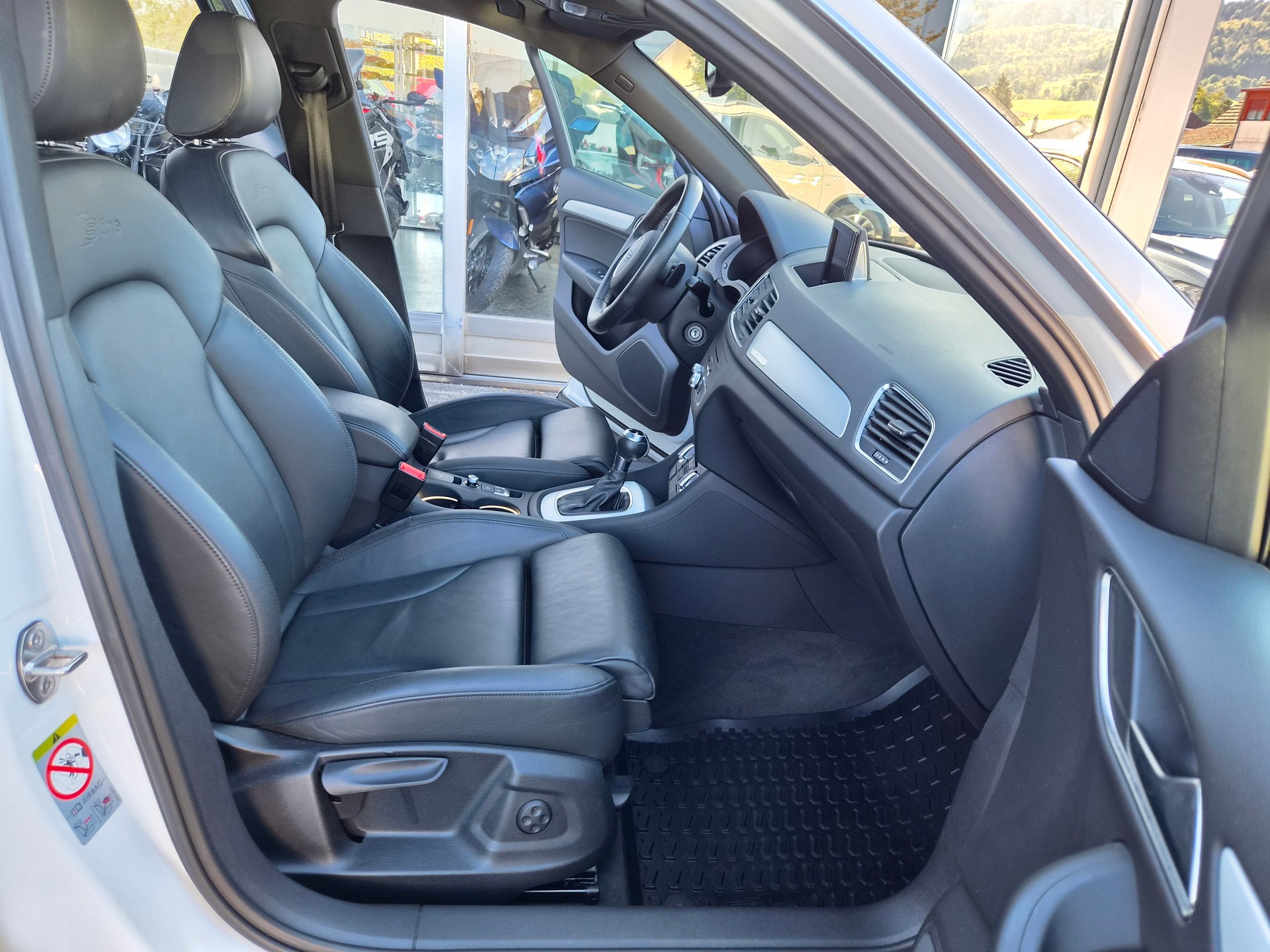 AUDI Q3 2.0 TDI quattro S-tronic S-Line-image-9