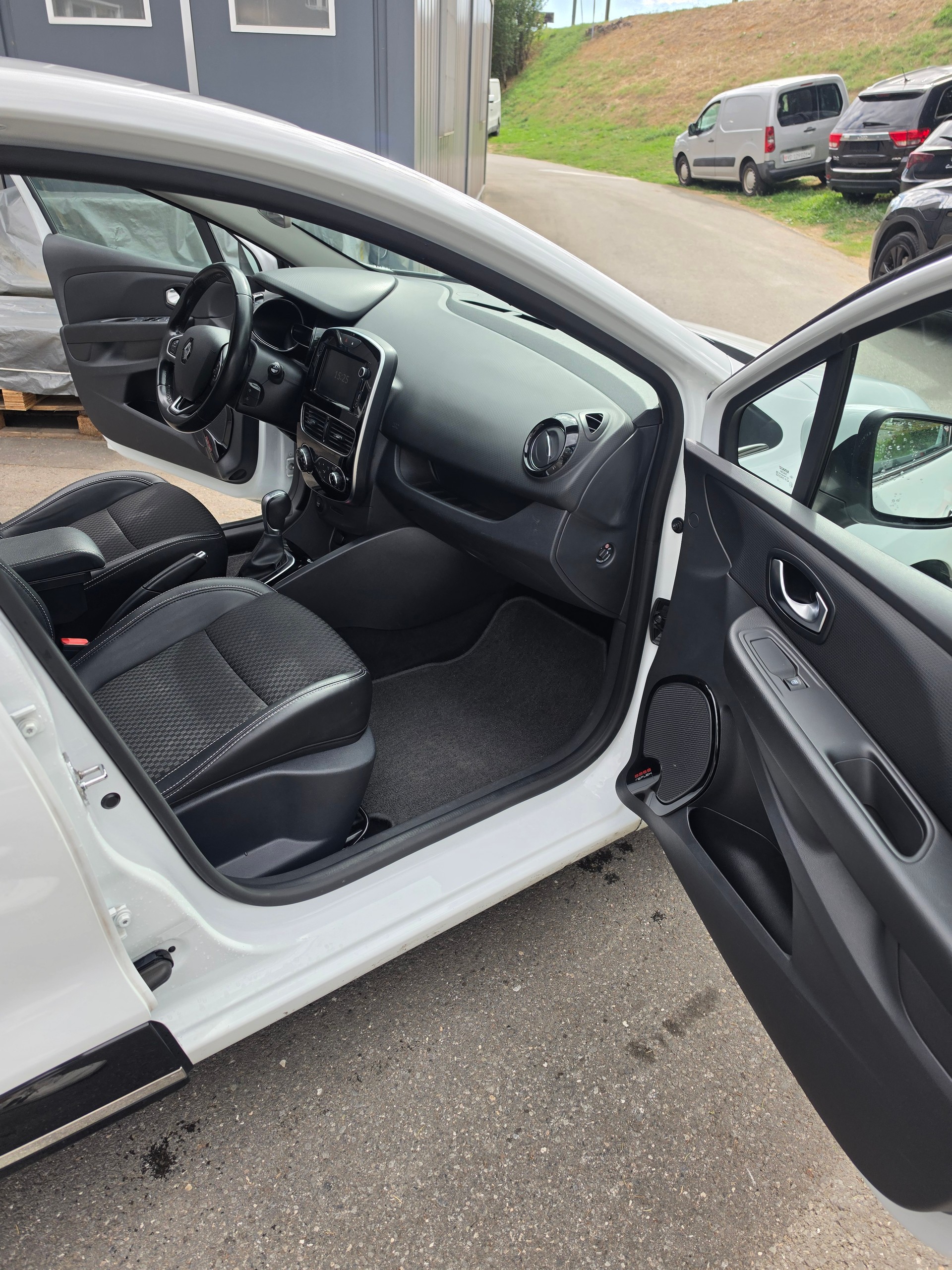 RENAULT Clio 1.2 16V T Intens EDC-image-8