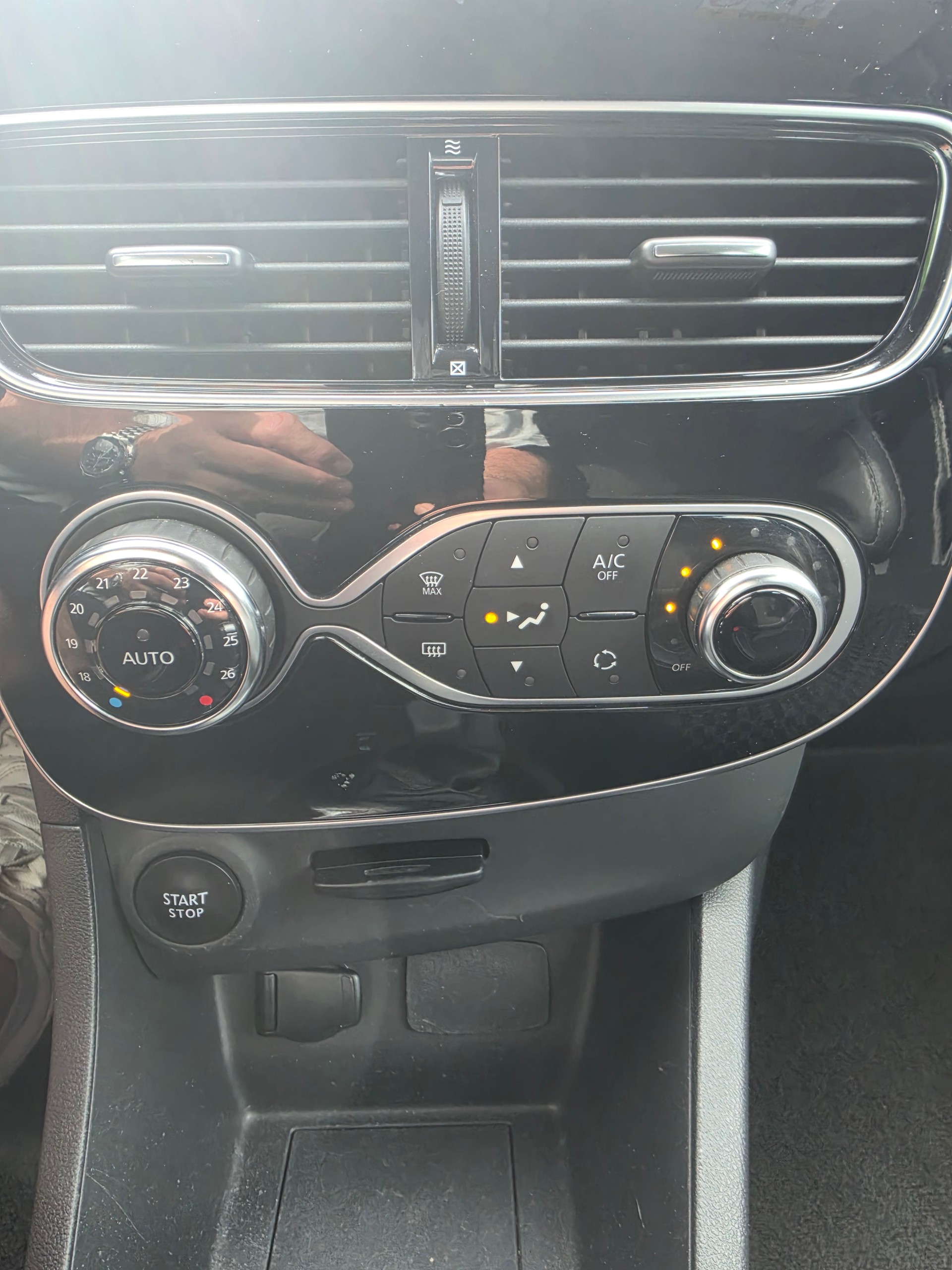 RENAULT Clio 1.2 16V T Intens EDC-image-18