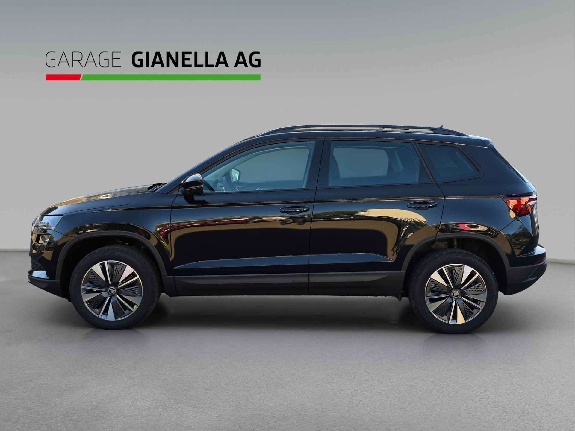 SKODA Karoq 1.5 TSI Dynamic DSG-showroom-element-1