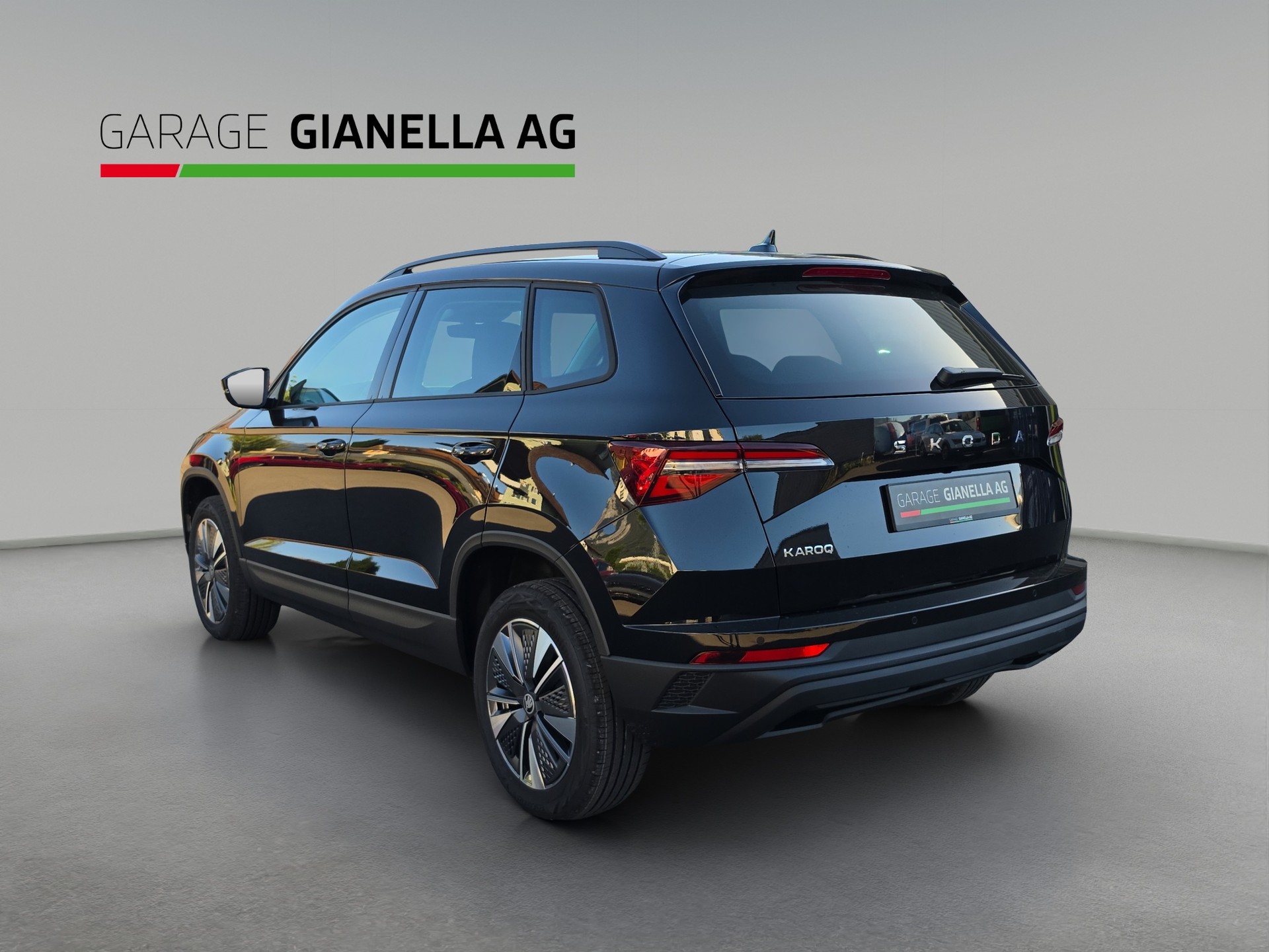SKODA Karoq 1.5 TSI Dynamic DSG-showroom-element-2