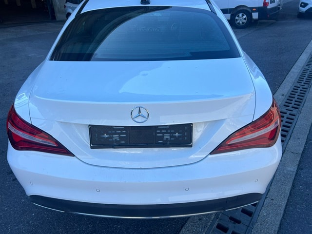 MERCEDES-BENZ CLA 180-image-12