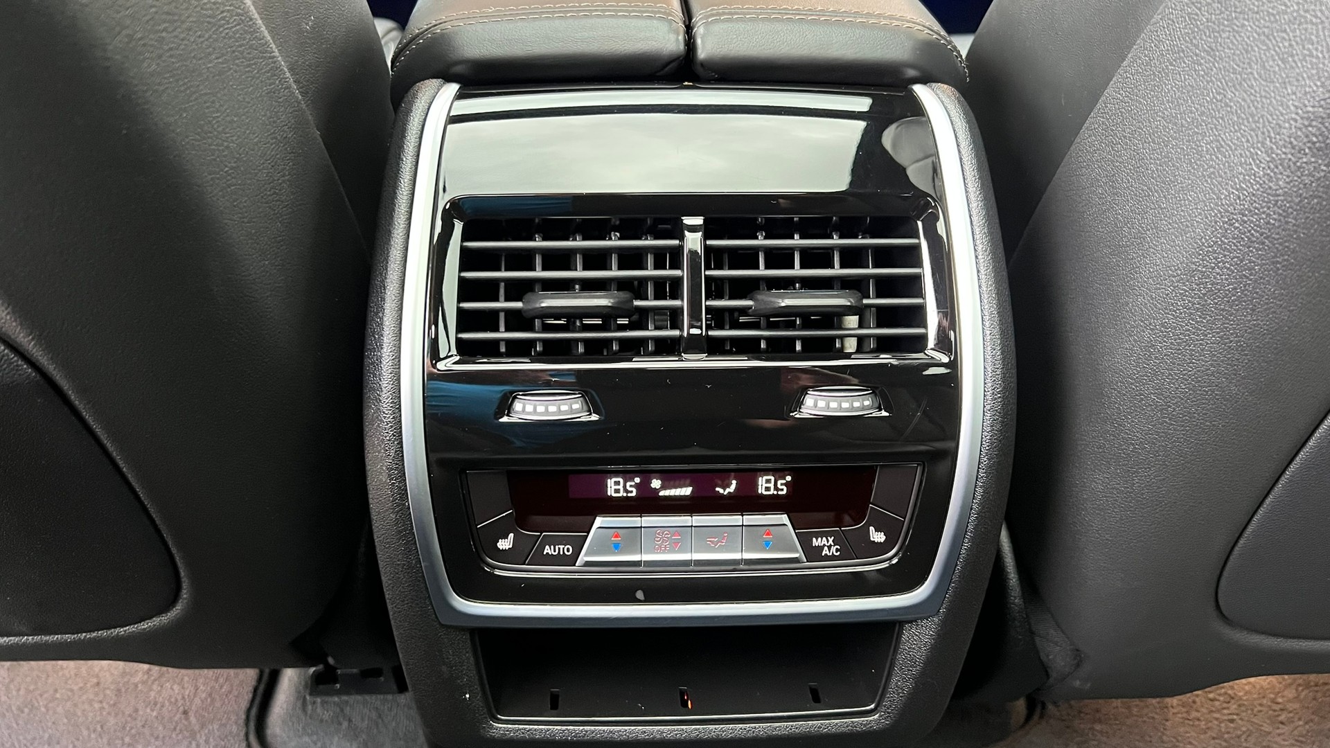 BMW X7 xDRIVE M50d STEPTRONIC BLACK l 400 PS-image-19