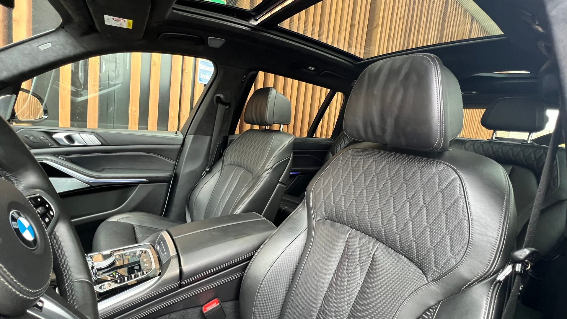 BMW X7 xDRIVE M50d STEPTRONIC BLACK l 400 PS-image-24