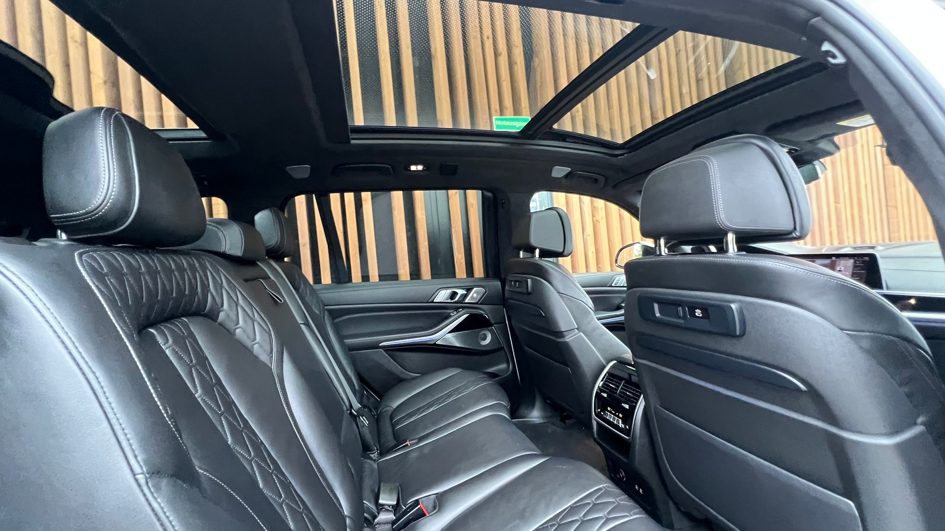BMW X7 xDRIVE M50d STEPTRONIC BLACK l 400 PS-image-26