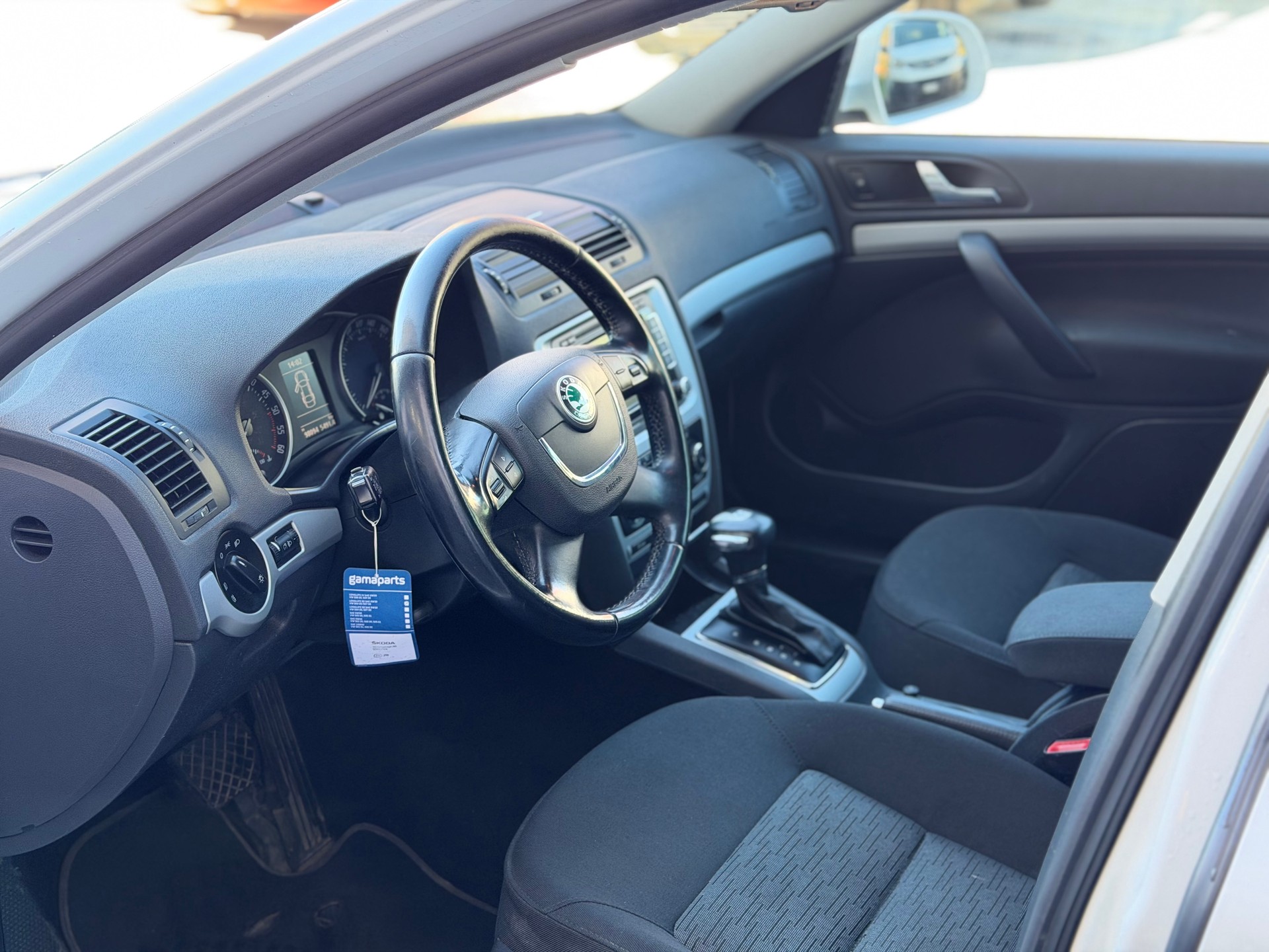 SKODA Octavia Combi 2.0 TDI Elegance 4x4 DSG-image-5