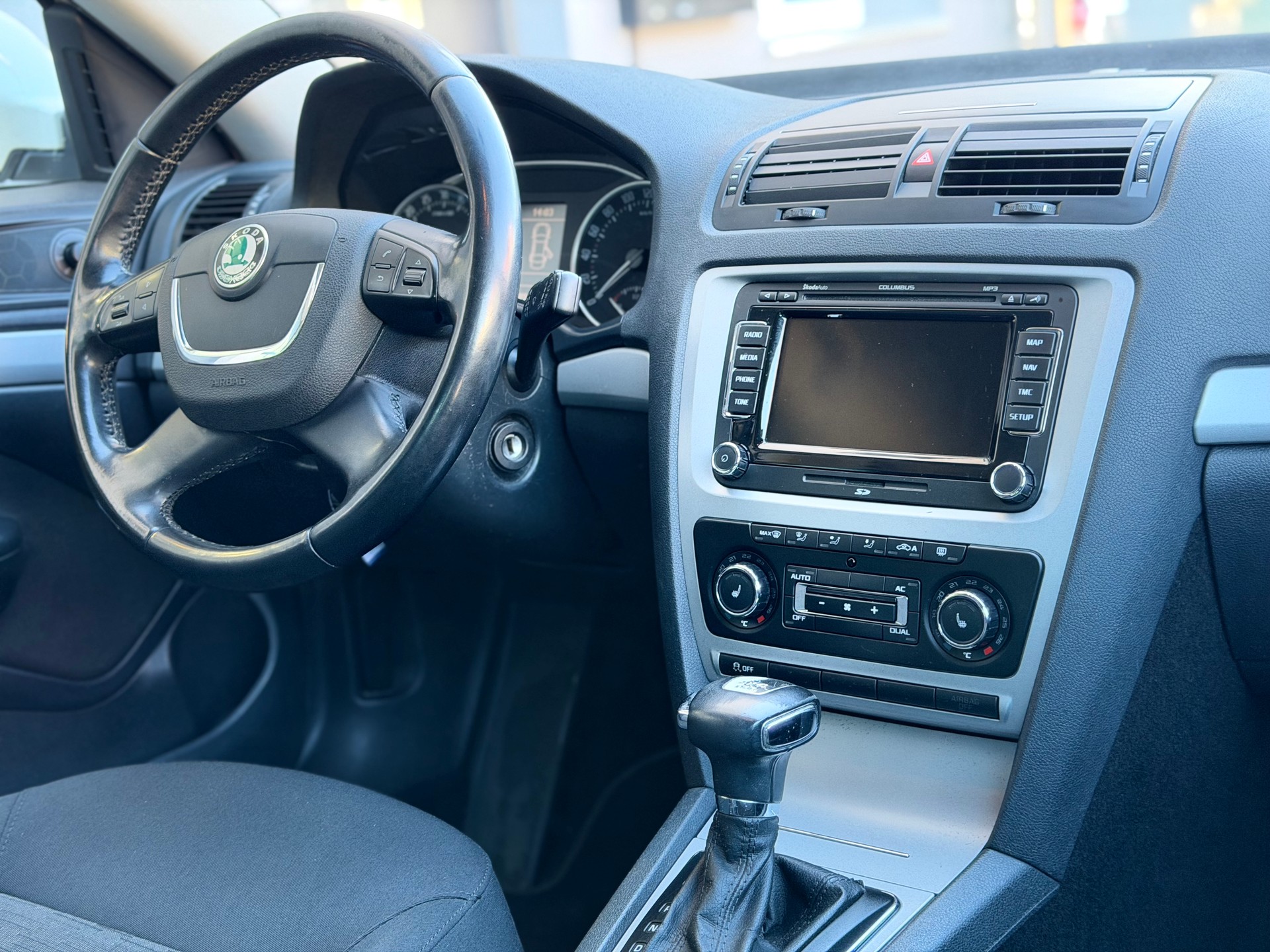 SKODA Octavia Combi 2.0 TDI Elegance 4x4 DSG-image-7