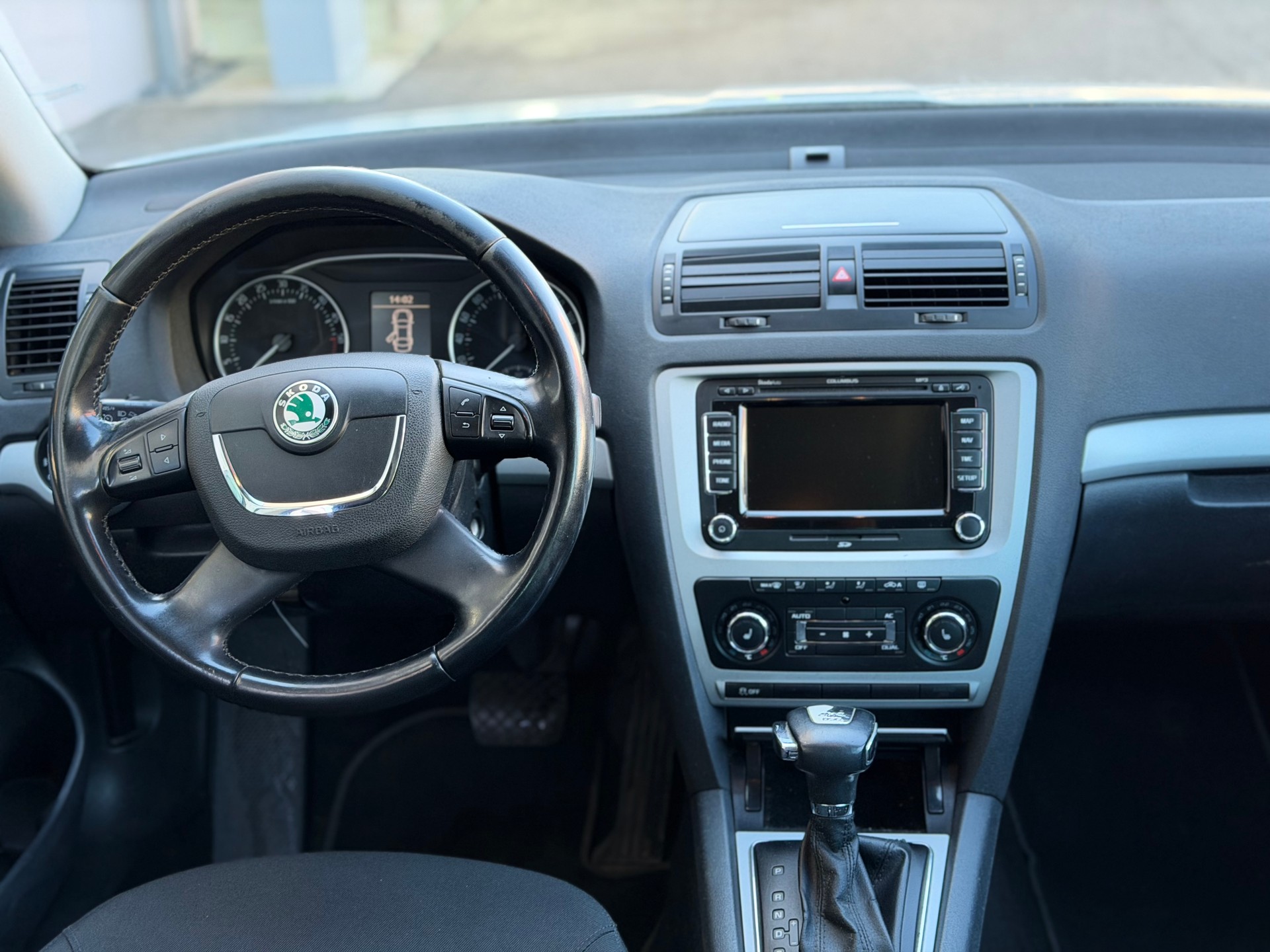 SKODA Octavia Combi 2.0 TDI Elegance 4x4 DSG-image-6