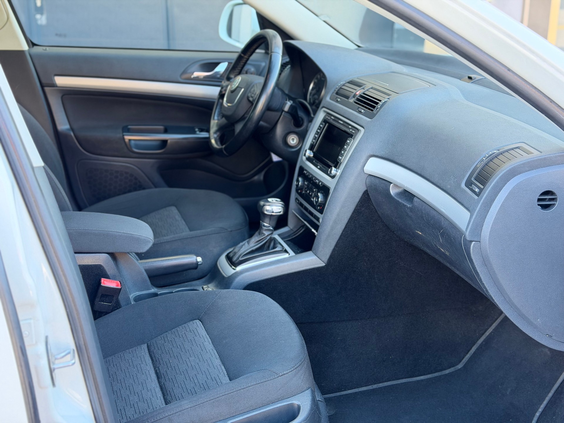 SKODA Octavia Combi 2.0 TDI Elegance 4x4 DSG-image-9