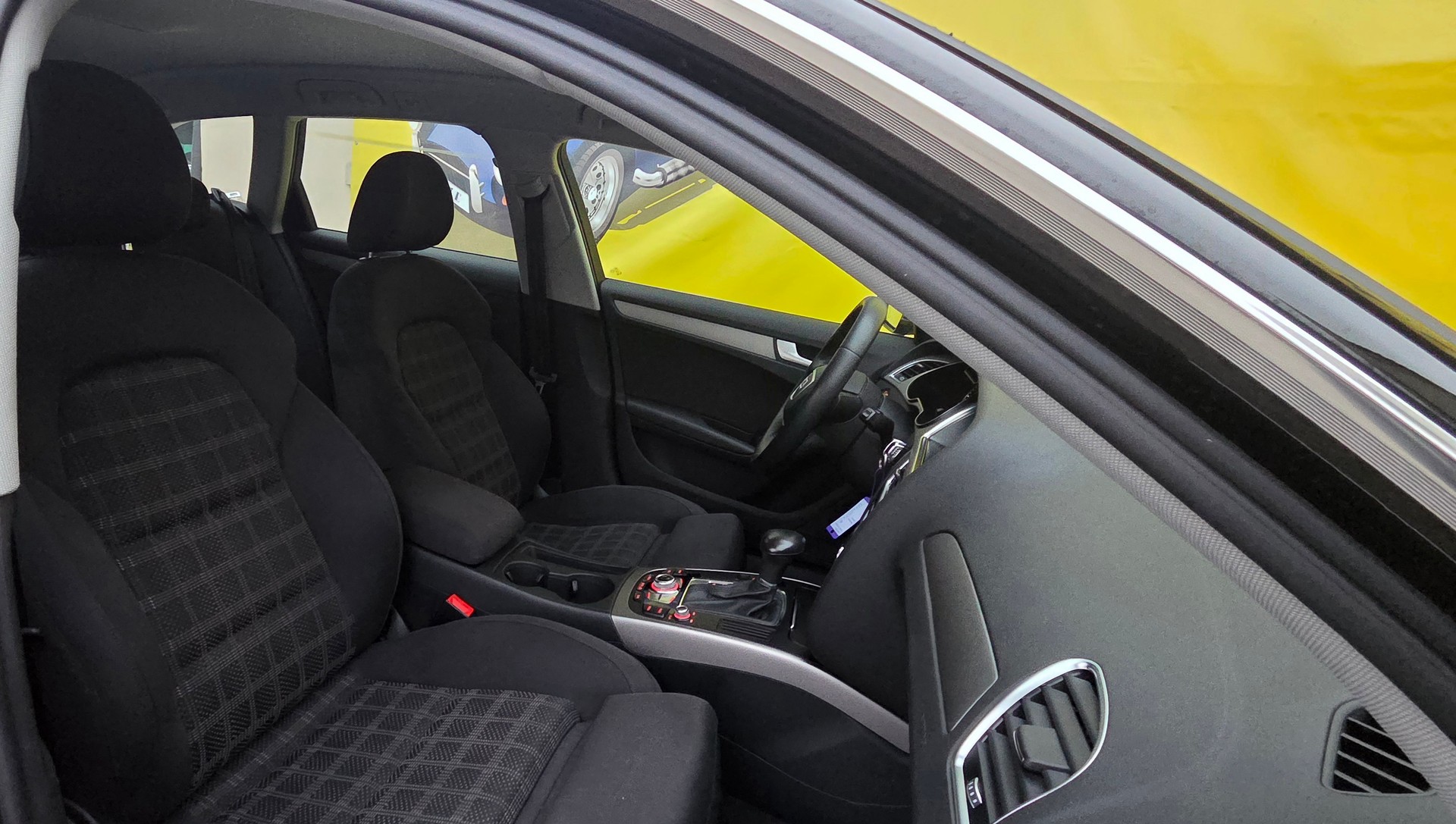 AUDI A4 Avant 2.0 TDI Attraction multitronic-image-11